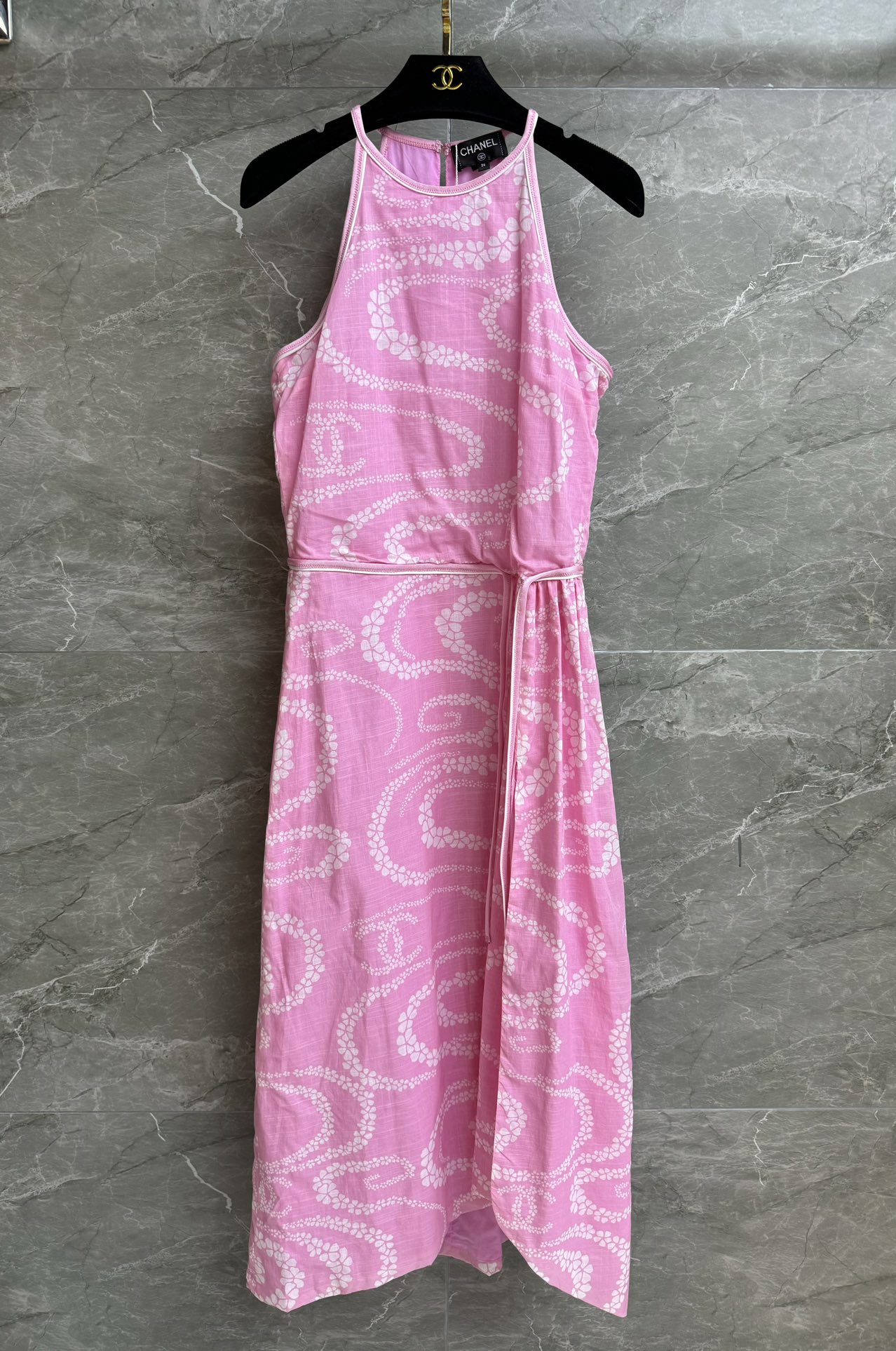 NO:438657,High-version shipped Xiangjia printed dress 2025 beach series Hem slit design Camellia petal logo printing pattern Fashionable and high-end color matching Customized bamboo cotton fabric Lightweight Comfortable and breathable Hammer neck dress style Slim and temperament on the upper body Full trademark Size SML, Chanel, skirts, alexander wang19860909高版本出货啦 香家印花连衣裙 2025沙滩系列 下摆开叉设计 山茶花花瓣logo印花图案 配色时髦高级 定制竹节棉面料 轻薄舒适透气 挂脖连衣裙版型 上身显瘦又气质 商标齐全 尺码SML,,chanel,skirts,alexander wang,Women's clothing