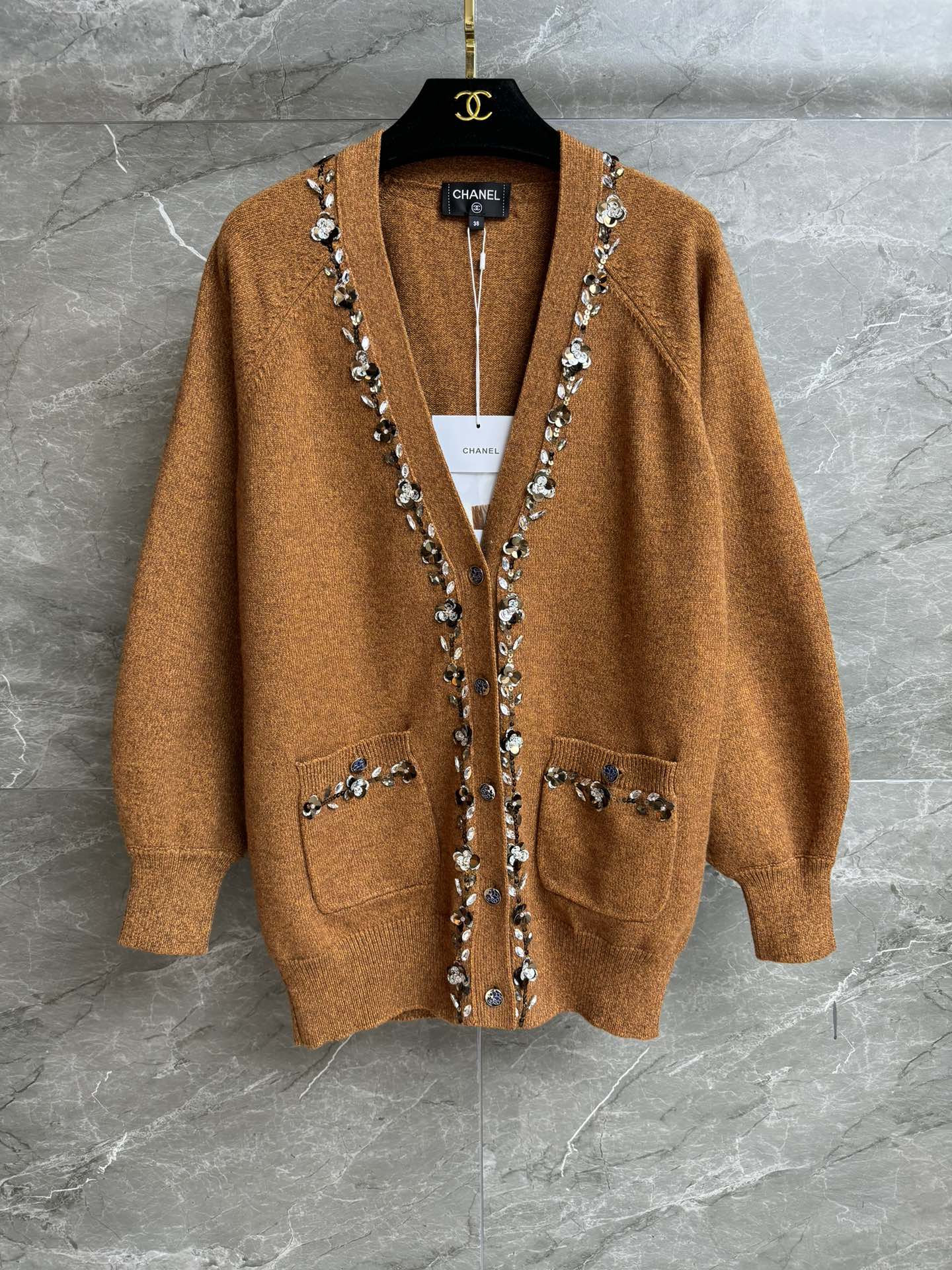 NO:438667,New models in early autumn are available. Xiangjia beads striped cardigan 2025 Handicraftshop series Temperament V-neck neckline Heavy industry flower beads embroidery embroidery exquisite and fashionable high-end wool knitted fabric comfortable and skin-friendly Loose style Slim and temperament on the upper body Full trademark Size SML, Chanel, alexander wang19860909早秋新款上新啦 香家珠片镶边开衫 2025手工坊系列 气质V领领口 重工花朵珠片钉珠刺绣点缀 精致时髦高级 羊毛针织面料 舒适亲肤 宽松版型 上身显瘦又气质 商标齐全 尺码SML,,chanel,alexander wang,Women's clothing