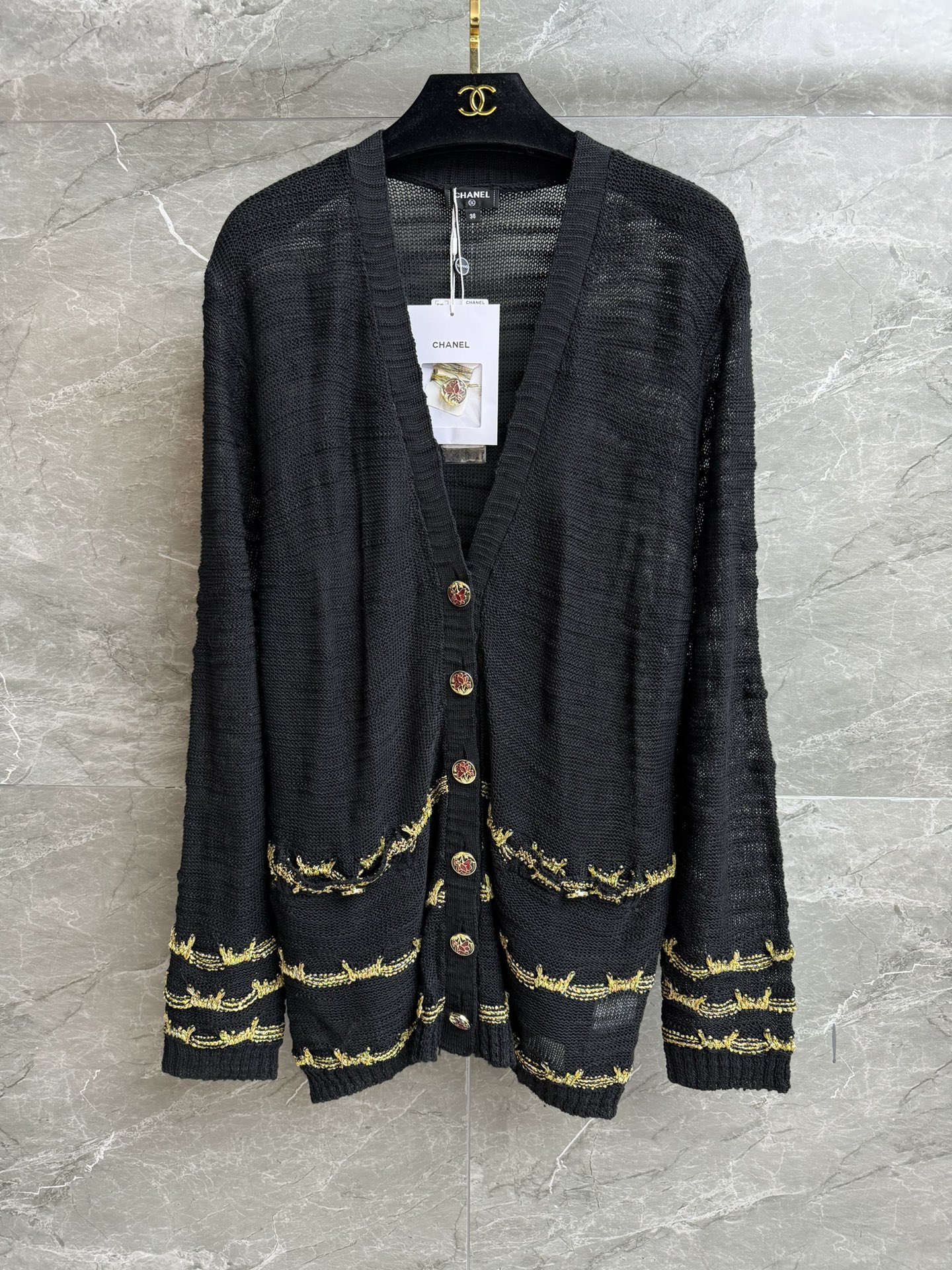 NO:438688,New models for early autumn are shipped. Xiangjia gold wire sequin cardigan 2025 Handicraftshop series. Temperament V-neck neckline. Gold wire sequin knitted stripes. Exquisite and fashionable. Customized knitted fabric. Comfortable and breathable. Loose style. Slim and temperament on the upper body. Full trademark. Size SML, chanel, alexander wang.19860909早秋新款出货啦 香家金丝亮片开衫 2025手工坊系列 气质V领领口 金丝亮片编织条纹 精致时髦高级 定制针织面料 舒适透气 宽松版型 上身显瘦又气质 商标齐全 尺码SML,,chanel,alexander wang,Women's clothing