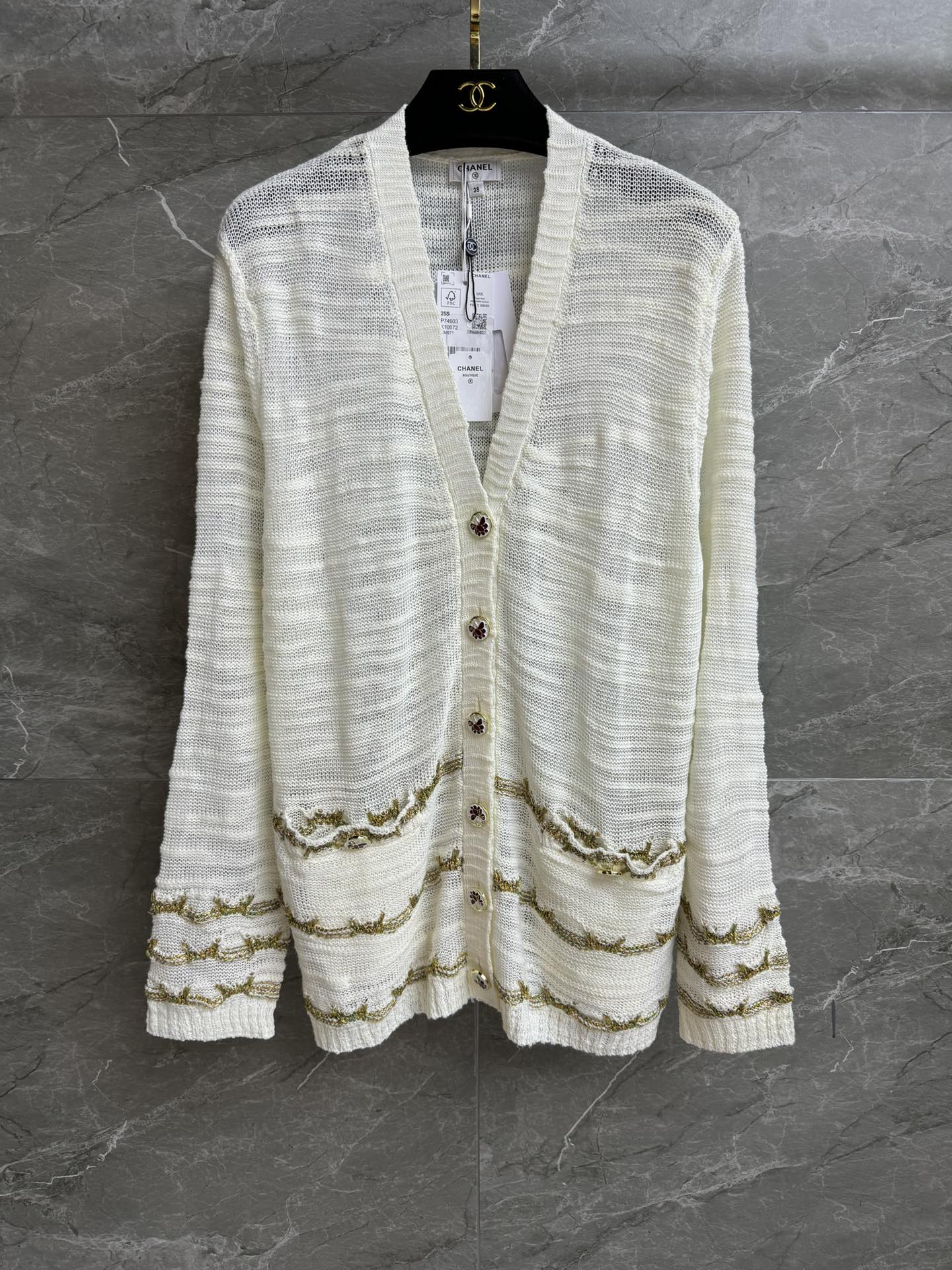 NO:438704,New models for early autumn are shipped. Xiangjia gold wire sequin cardigan 2025 Handicraftshop series. Temperament V-neck neckline. Gold wire sequin knitted stripes. Exquisite and fashionable. Customized knitted fabric. Comfortable and breathable. Loose style. Slim and temperament on the upper body. Full trademark. Size SML, chanel, alexander wang.19860909早秋新款出货啦 香家金丝亮片开衫 2025手工坊系列 气质V领领口 金丝亮片编织条纹 精致时髦高级 定制针织面料 舒适透气 宽松版型 上身显瘦又气质 商标齐全 尺码SML,,chanel,alexander wang,Women's clothing