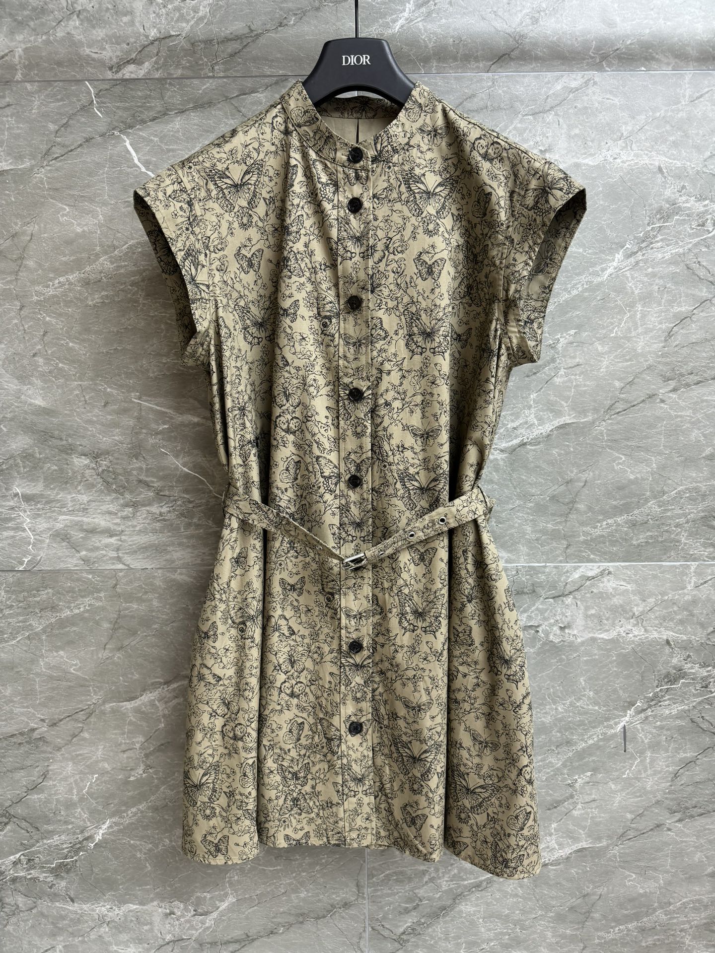 NO:439408,New models for early autumn are shipped. D home butterfly dress. 2025 early autumn series. Stand collar collar design. Belt decoration. Retro butterfly print pattern. Elegant and noble. Imported cotton poplin fabric. Comfortable and skin-friendly. Loose style. Equipped with belt waist. The upper body looks slim and temperament. Full trademark. Size SML,,dior, skirts,alexander wang.19860909早秋新款出货啦 D家蝴蝶连衣裙 2025早秋系列 立领领口设计 腰带装饰 复古蝴蝶印花图案 优雅贵气 进口棉府绸面料 舒适亲肤 宽松版型 配有腰带收腰 上身显瘦又气质 商标齐全 尺码SML,,dior,skirts,alexander wang,Women's clothing