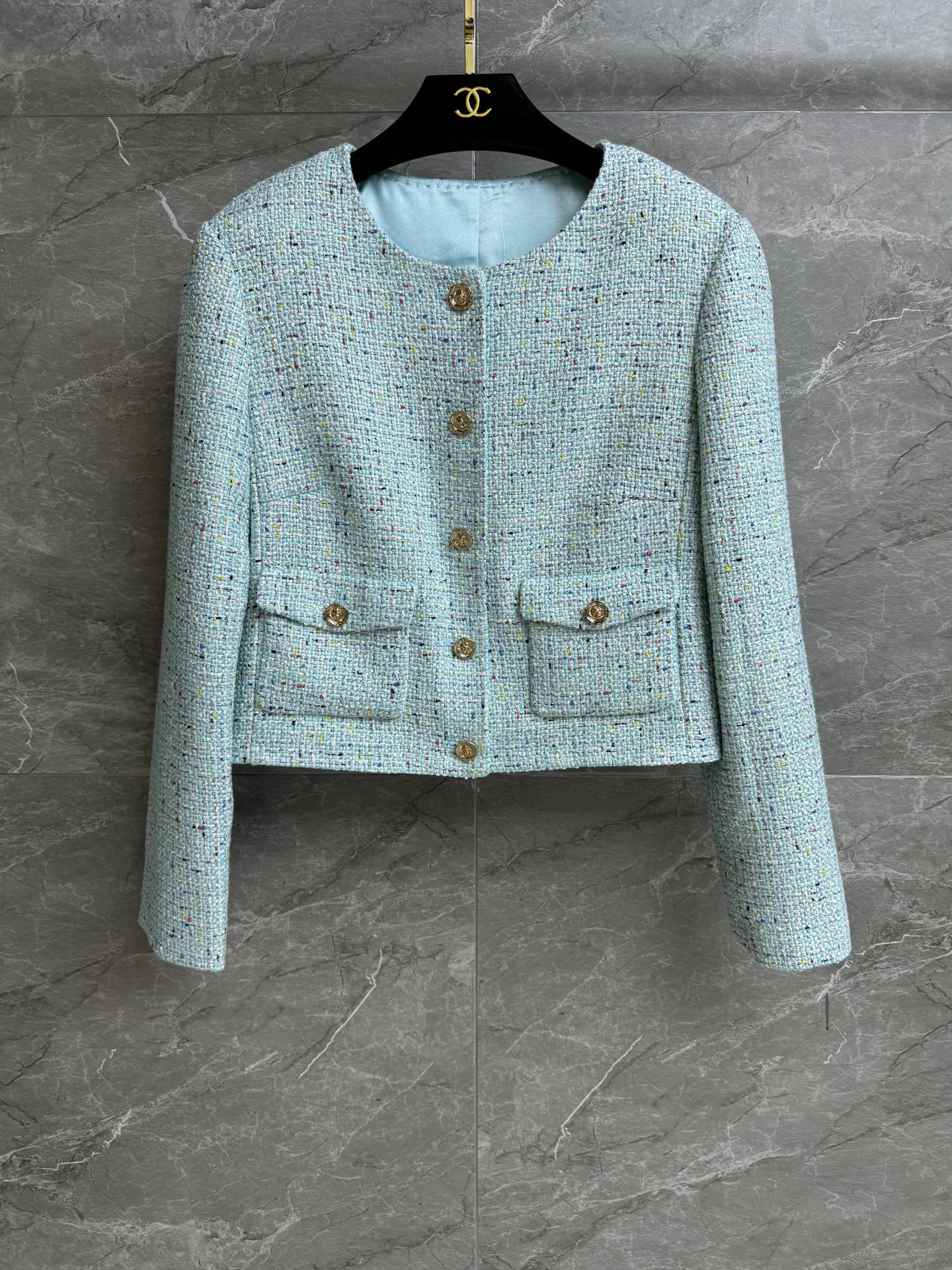 NO:439414,New models for early autumn are available!  Xiangjia blue braided jacket 2025 handicraft workshop series round neck single-breasted design sequin interspersed embellishment Peacock blue color scheme fashionable and fashionable high-end custom woven fabric silk lining short style upper body slim and temperament Full trademark size SML, chanel, jackets & coats, real silk, alexander wang19860909早秋新款上新啦！ 香家蓝色编织外套 2025手工坊系列 圆领单排扣设计 亮片穿插点缀 孔雀蓝配色 时髦洋气高级 定制编织软呢面料 真丝里衬 短款版型 上身显瘦又气质 商标齐全 尺码SML,,chanel,jackets & coats,real silk,alexander wang,Women's clothing