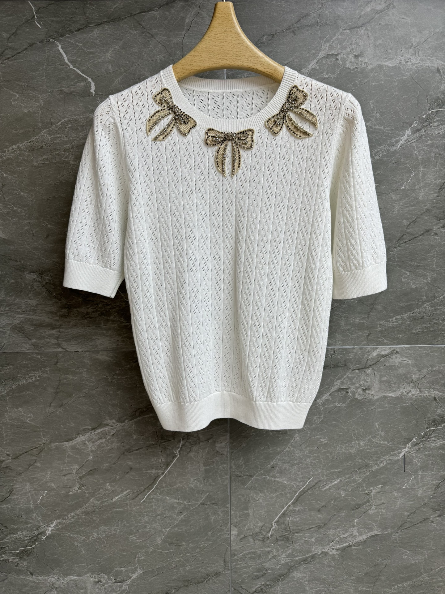 NO:440131,New summer models are available. Valentino beads hollow short sleeves. Spring and summer series. Heavy industry bows with diamond beads embroidery. Hollow jacquard pattern. Exquisite and fashionable. Cotton knitted fabric. Comfortable and skin-friendly. Normal style. Slim and temperament. Full trademark. Size SML, valentino, T-shirt, alexander wang.19860909夏季新款上新啦 华伦天奴钉珠镂空短袖 2025春夏系列 重工蝴蝶结镶钻钉珠刺绣点缀 镂空提花图案 精致时髦高级 棉质针织面料 舒适亲肤 正常版型 上身显瘦又气质 商标齐全 尺码SML,,valentino,T-shirt,alexander wang,Women's clothing