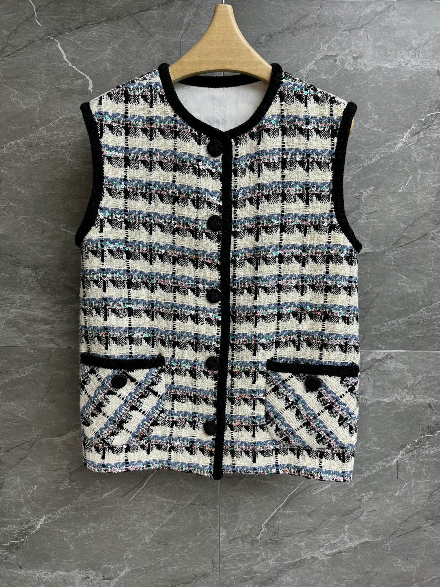 NO:440137,New models are shipped in early autumn!  Valentino checked vest 2025 autumn and winter series, round neck single-breasted design, black and blue plaid color matching, pink and green sequin embroidery embroidery, exquisite and luxurious and high-end custom wool tweed fabric, straight fit, upper body slim and temperament, full trademark size SML, valentino, alexander wang19860909早秋新款出货啦！ 华伦天奴格纹马甲 2025秋冬系列 圆领单排扣设计 黑蓝格纹配色 粉绿亮片刺绣点缀 精致奢华高级 定制羊毛软呢面料 直筒版型 上身显瘦又气质 商标齐全 尺码SML,,valentino,alexander wang,Women's clothing