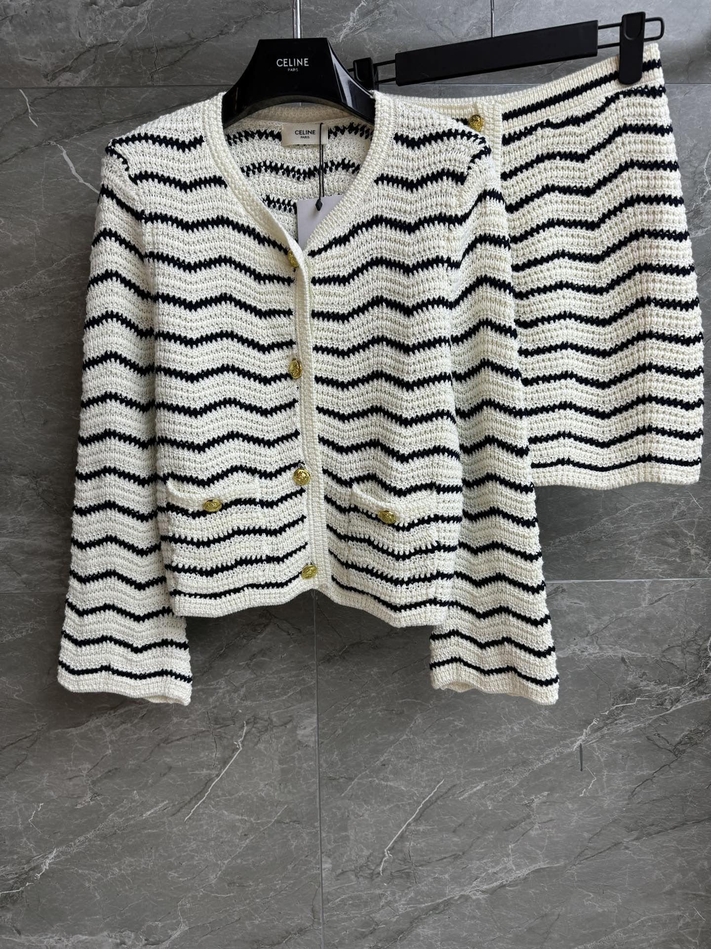 NO:447409,/New models for early autumn are available CL wave stripes set Early autumn series French black and white wave stripes crochet pattern Retro gold buckle decoration embellishment Gentle lazy high-end wool knitted fabric Soft and comfortable Top body slim and temperament Full trademark size SML, alexander wang19860909/早秋新款上新啦 CL波浪条纹套装 早秋系列 法式黑白波浪条纹钩织图案 复古金扣装饰点缀 温柔慵懒高级 羊毛针织面料 柔软舒适 上身显瘦又气质 商标齐全 尺码SML,,alexander wang,Women's clothing