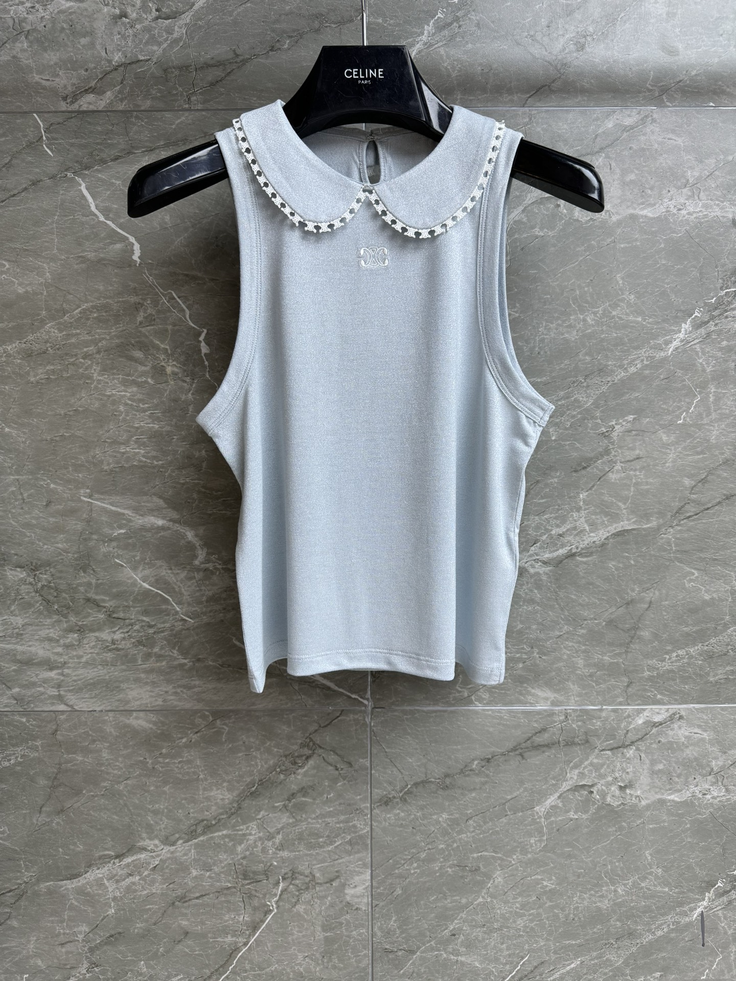 NO:440158,New early autumn style is available. CL doll collar sleeveless top. 2025 early autumn series. Doll collar contrasting design. Arc de Triomphe logo embroidery embroidery. Blue color matching. Sweet and age-reducing. Customized lysel cotton fabric. Soft, comfortable and breathable. Slim fit. The upper body looks slim and temperament. Full trademark. Size SML,,alexander wang.19860909早秋新款上新啦 CL娃娃领无袖上衣 2025早秋系列 娃娃领撞色设计 凯旋门logo刺绣点缀 蓝色配色甜美减龄高级 定制莱赛尔棉面料 柔软舒适透气 修身版型 上身显瘦又气质 商标齐全 尺码SML,,alexander wang,Women's clothing