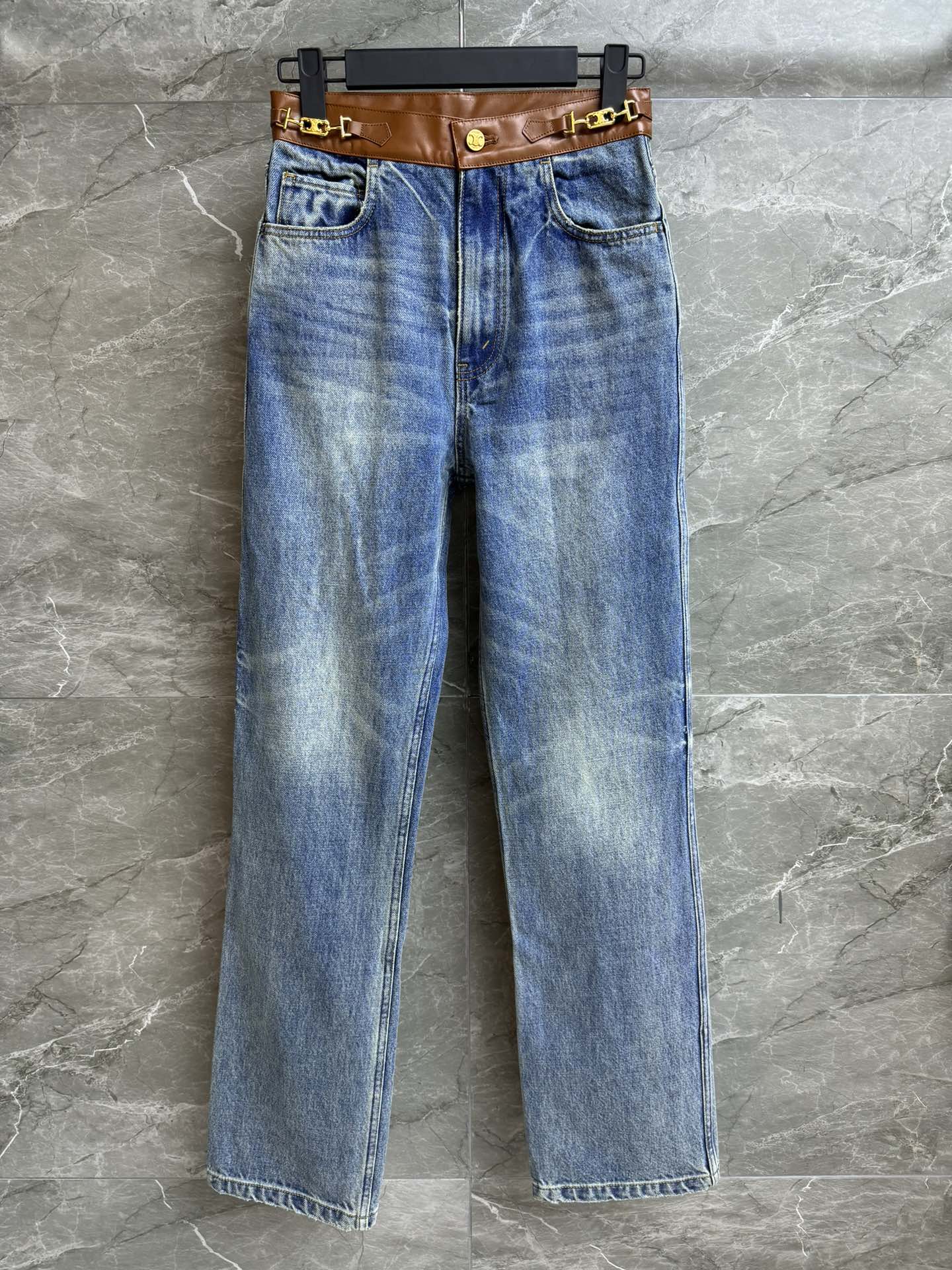 NO:440173,New models for early autumn are available!  CL leather straight jeans 2025 early autumn series waist leather splicing design Arc de Triomphe gold chain decoration retro and high-end custom washed denim fabric soft and comfortable high-waist straight trousers style upper body slim and versatile trademark full size SML, jeans, alexander wang19860909早秋新款上新啦！ CL拼皮直筒牛仔裤 2025早秋系列 腰头皮革拼接设计 凯旋门金链装饰 复古又高级 定制水洗牛仔面料 柔软舒适 高腰直筒裤版型 上身显瘦又百搭 商标齐全 尺码SML,,jeans,alexander wang,Women's clothing