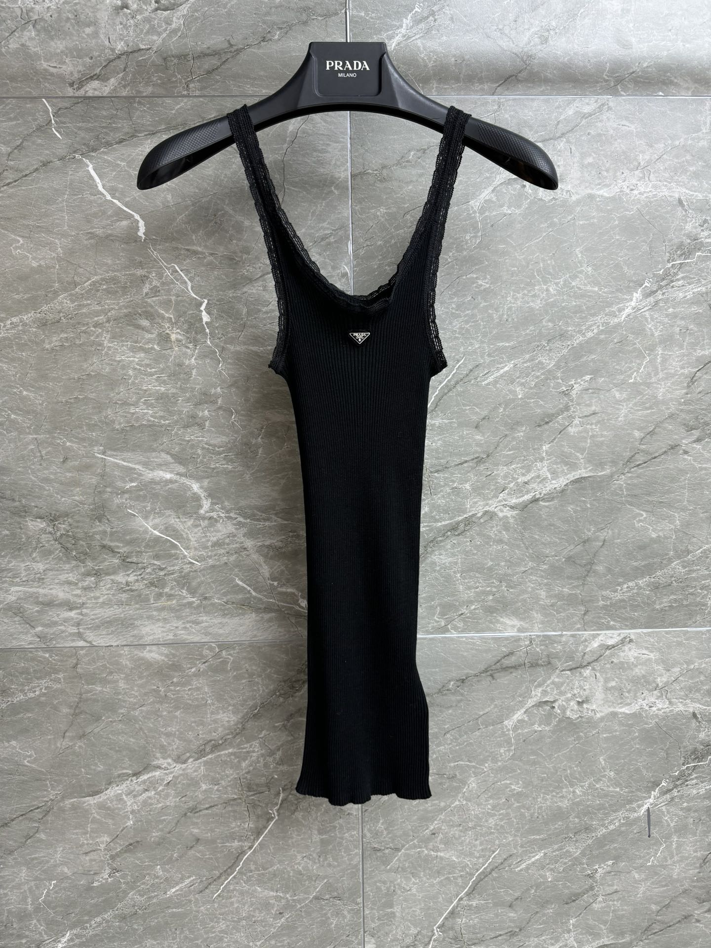 NO:440179,New summer models are shipped. P home lace splicing vest. 2025 spring and summer series. Lace lace splicing design. Triangular logo embellishes the neckline. Age-reducing fashionable personality. Cotton knitted fabric. Soft and comfortable. Elastic slim fit. The upper body looks slim and versatile. Full trademark. Size SML,,alexander wang.19860909夏季新款出货啦 P家蕾丝拼接背心 2025春夏系列 蕾丝花边拼接设计 三角logo徽标点缀领口 减龄时髦个性 棉质针织面料 柔软舒适 弹力修身版型 上身显瘦又百搭 商标齐全 尺码SML,,alexander wang,Women's clothing