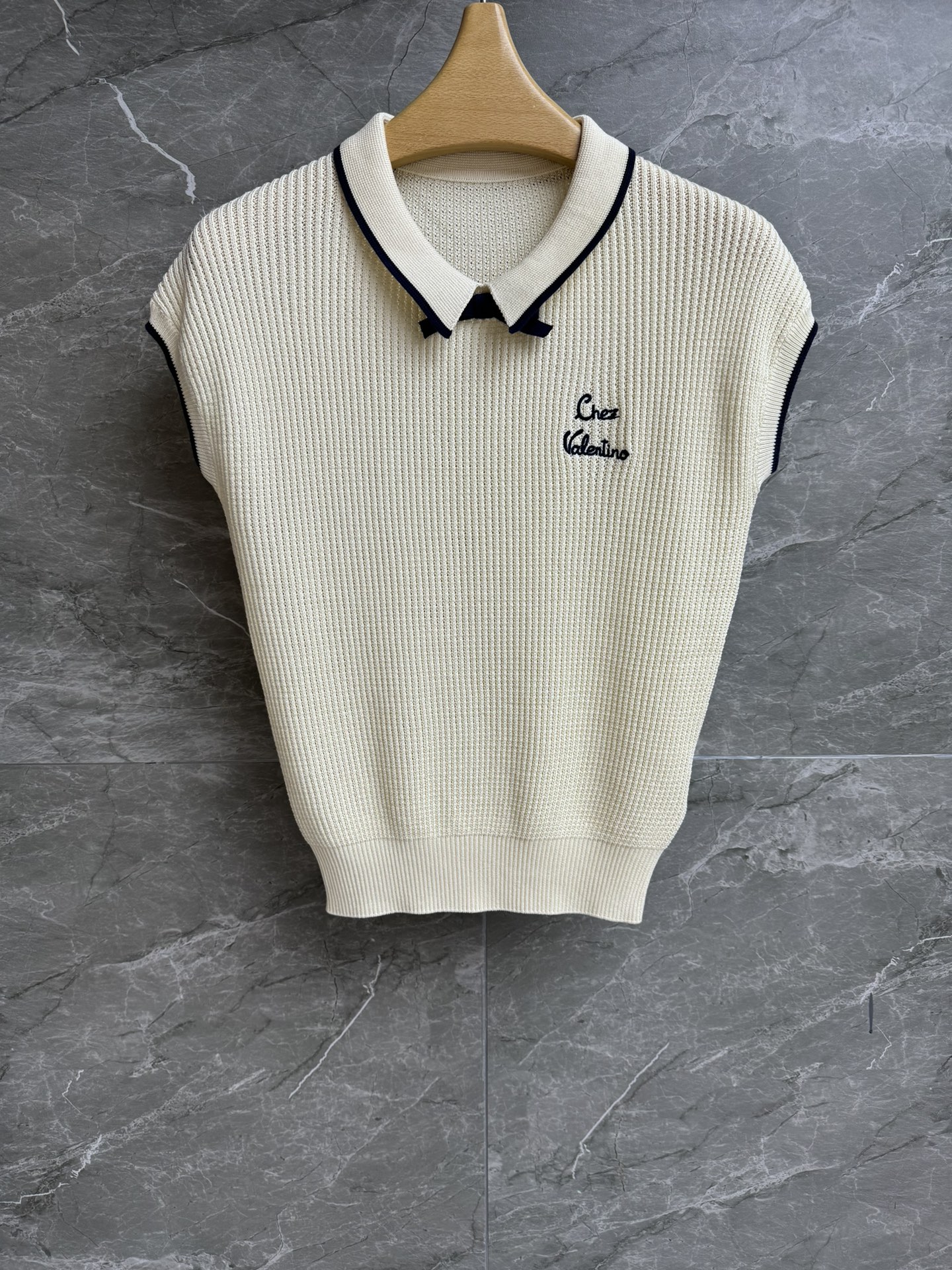 NO:440185,New models for early autumn are available. Valentino waffle tops. 2025 early autumn series. Lapel neckline design. Contrast color bow decorative neckline. Embroidery embroidery on the chest. Exquisite and gentle age-reducing. Waffle knitted fabric. Clear texture. Comfortable and skin-friendly. Normal style. Slim and temperament on the upper body. Full trademark. Size SML, valentino, alexander wang.19860909早秋新款上新啦 华伦天奴华夫格上衣 2025早秋系列 翻领领口设计 撞色蝴蝶结装饰领口 胸前logo刺绣点缀 精致温柔减龄 华夫格针织面料 纹理清晰 舒适亲肤 正常版型 上身显瘦又气质 商标齐全 尺码SML,,valentino,alexander wang,Women's clothing