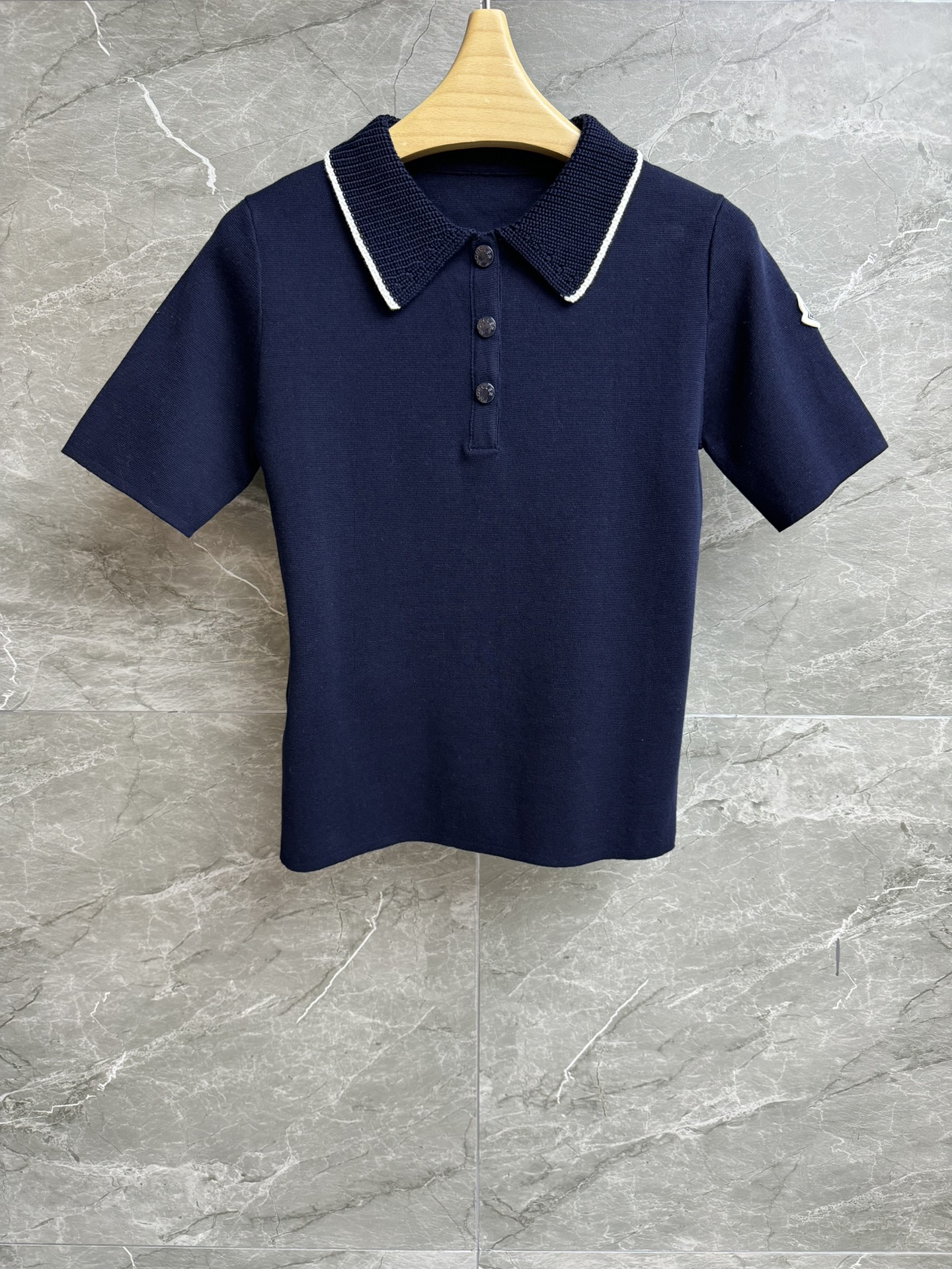 NO:440132,New models for early autumn are available. Short-sleeved polo shirts for 2025 autumn and winter series. Classic polo collar design. Sleeve embroidery badge decoration. Casual and simple and atmospheric. Cotton knitted fabric. Comfortable and skin-friendly. Normal style. Slim and versatile. Full trademark. Size SML, Moncler, T-shirt, alexander wang.19860909早秋新款上新啦 蒙口短袖polo衫 2025秋冬系列 经典polo领设计 袖子刺绣徽章装饰点缀 休闲简约大气 棉质针织面料 舒适亲肤 正常版型 上身显瘦又百搭 商标齐全 尺码SML,,Moncler,T-shirt,alexander wang,Women's clothing