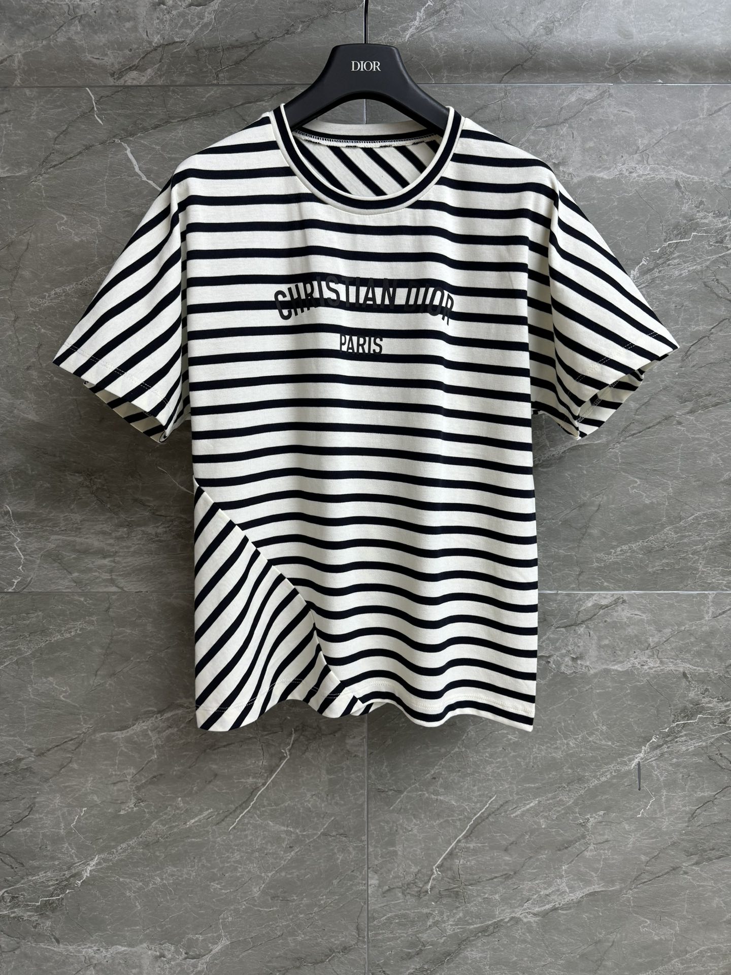 NO:440144,New models for early autumn are available. D home black and white striped T-shirt 2025 early autumn series. Round neckline design. Classic letter printing pattern. Black and white striped splicing. Add layering. Imported pure cotton fabric. Comfortable and breathable and textured. Loose style. Slim and versatile. Full trademark. Size SML,,dior,tees, t-shirt,alexander wang.19860909早秋新款上新啦 D家黑白条纹T恤 2025早秋系列 圆领领口设计 经典字母印花图案 黑白条纹拼接 增添层次感 进口纯棉面料 舒适透气有质感 宽松版型 上身显瘦又百搭 商标齐全 尺码SML,,dior,tees，t-shirt,alexander wang,Women's clothing