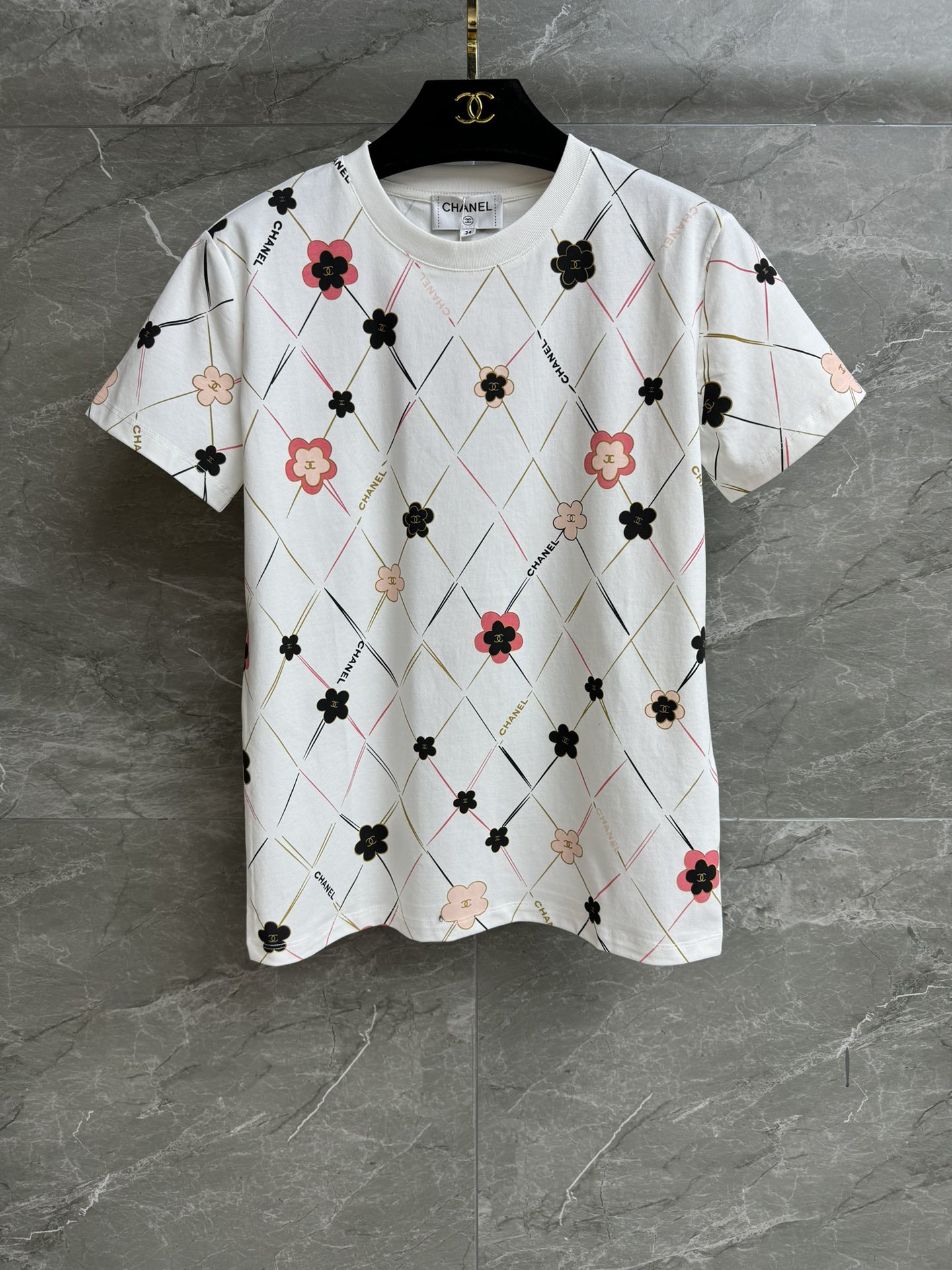 NO:440160,New models for early autumn are available. Xiangjia diamond lattice flower T-shirt 2025 early autumn series. Round neckline design. Diamond colored flower print round table. Fresh and age-reducing fashion. Imported pure cotton fabric. Comfortable and skin-friendly. Normal style. The upper body looks slim and versatile. Size SML, chanel,tees, t-shirt,alexander wang.19860909早秋新款上新啦 香家菱格花朵T恤 2025早秋系列 圆领领口设计 菱格纹彩色花朵印花圆案 配色清新减龄时髦 进口纯棉面料 舒适亲肤 正常版型 上身显瘦又百搭 尺码SML,,chanel,tees，t-shirt,alexander wang,Women's clothing