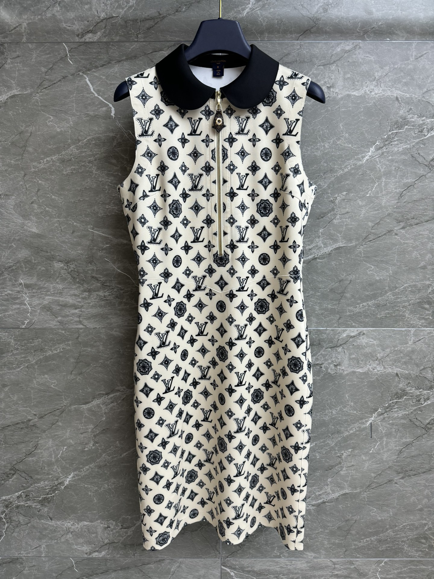 NO:441091,New summer models are available. L-home printed sleeveless dress. Spring and summer 2025 series. Color-blocked doll collar zipper design. Classic presbyterian printed patterns. Elegant and high-end. Customized technology stretch gadardine fabric. Silky skin-friendly. Super texture. Slim fit. Slim and elegant. Full trademark. Size SML,,louis vuitton, skirts,alexander wang.19860909夏季新款上新啦 L家印花无袖连衣裙 2025春夏系列 拼色娃娃领拉链设计 经典老花印花图案 优雅高级 定制科技弹力华达呢面料 丝滑亲肤 超有质感 修身版型 上身显瘦又气质 商标齐全 尺码SML,,louis vuitton,skirts,alexander wang,Women's clothing