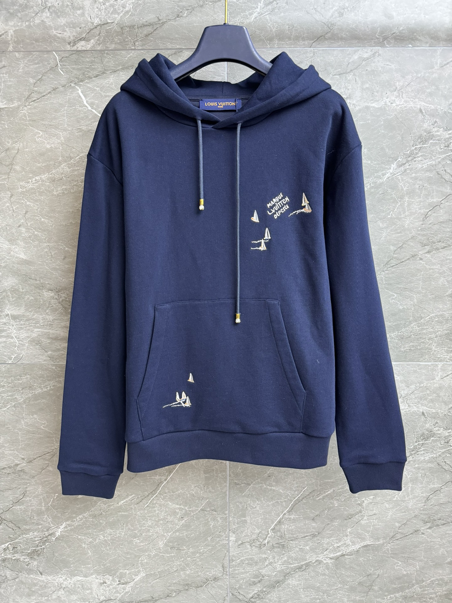 NO:455216,New models for early autumn are available. L family sailing embroidered sweatshirts. 2025 early autumn series. Hooded neckline design. Sailing logo embroidery logo embroidery. Color matching. Fashionable and high-end customized cotton fabric. Comfortable and skin-friendly. Loose style. Slim and versatile. Full trademark. Size SML,,louis vuitton,hoodie,sweatshirts,hats,alexander wang.19860909早秋新款上新啦 L家帆船刺绣卫衣 2025早秋系列 连帽领口设计 大帆船logo刺绣标志点缀 配色时髦高级 定制棉布面料 舒适亲肤 宽松版型 上身显瘦又百搭 商标齐全 尺码SML,,louis vuitton,hoodie,sweatshirts,hats,alexander wang,Women's clothing