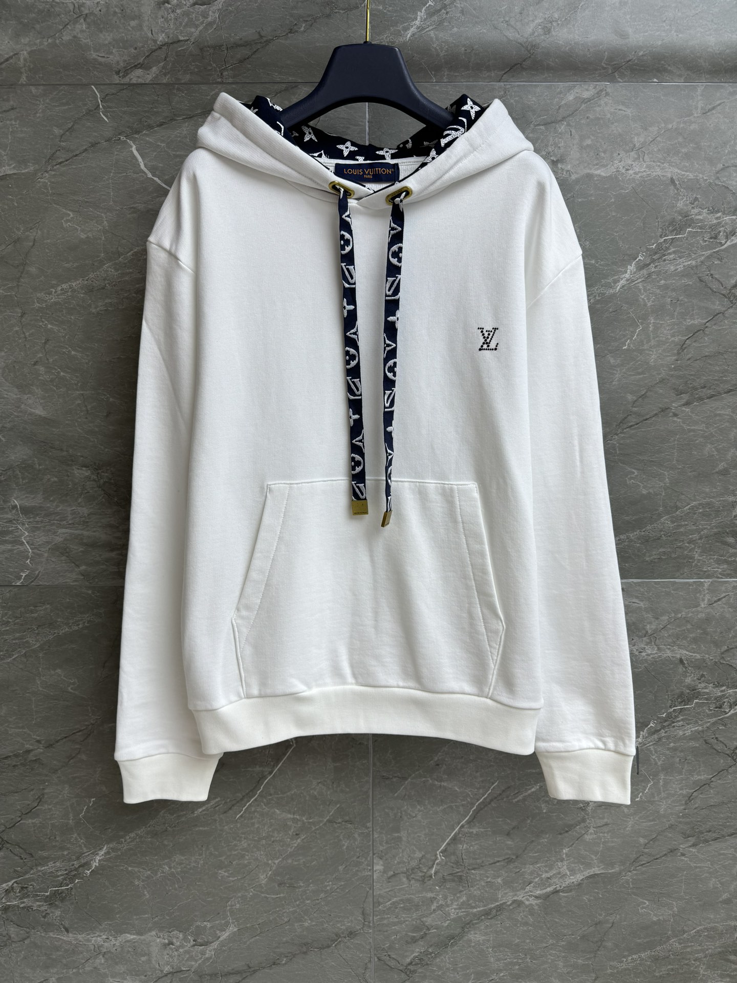 NO:448373,New early autumn style is available. L family presbyopia drawstring sweatshirt 2025 autumn and winter series. Presbyopia patterns on the inside of the drawstring and hood. Color matching is casual and fashionable. Customized cotton fabric. Comfortable and skin-friendly. Loose style. Slim and versatile. Full trademark. Size SML,,louis vuitton,hoodie,sweatshirts,hats,alexander wang.19860909早秋新款上新啦 L家老花抽绳卫衣 2025秋冬系列 抽绳和兜帽内侧都有老花图案 配色休闲时髦高级 定制棉质面料 舒适亲肤 宽松版型 上身显瘦又百搭 商标齐全 尺码SML,,louis vuitton,hoodie,sweatshirts,hats,alexander wang,Women's clothing