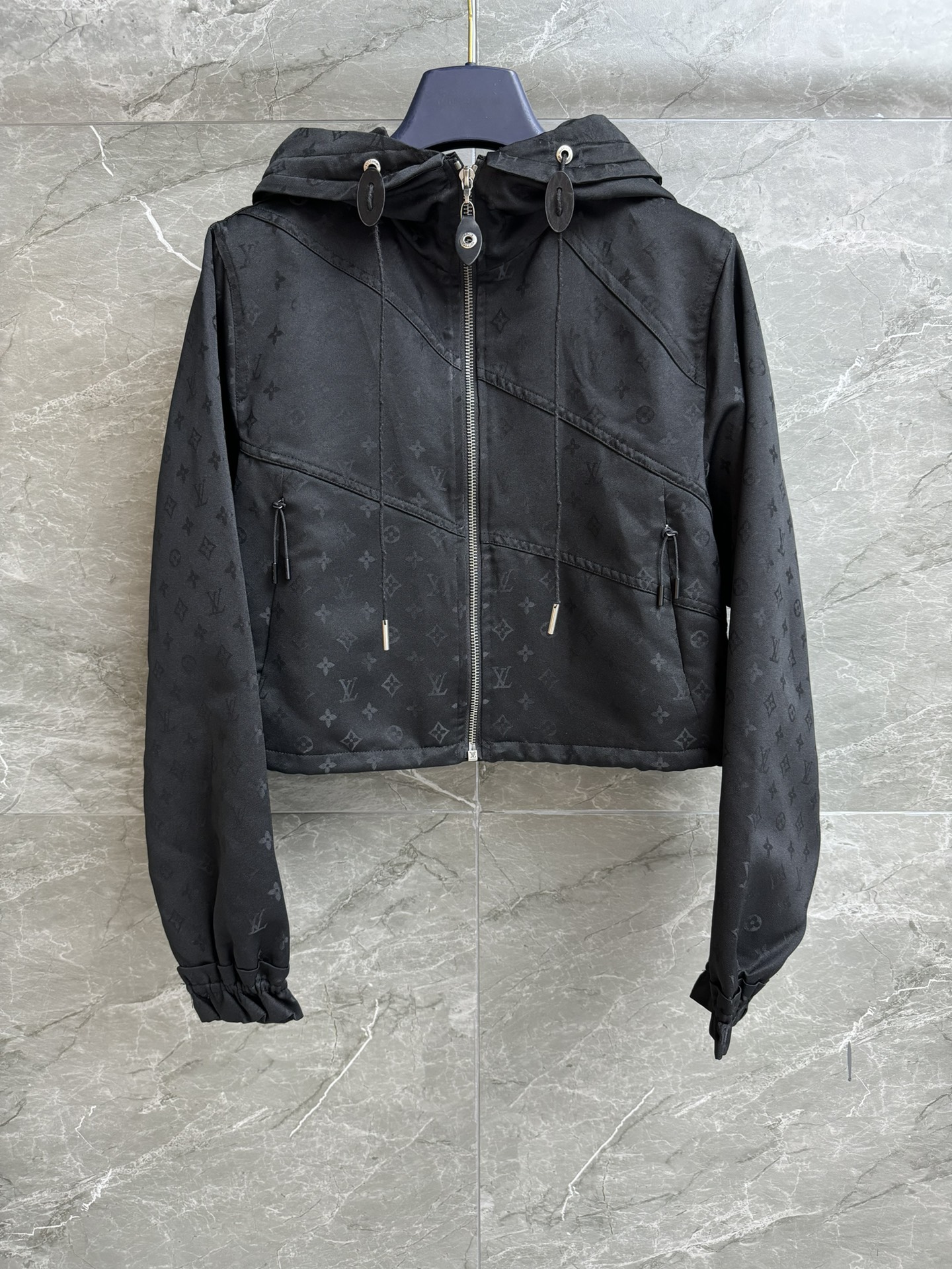 NO:441107,New early autumn style is available. L family dark pattern presbyopia short jacket 2025 early autumn series. Lapel zipper design. Dark pattern presbyopia jacquard pattern. Full of high-end feel. Customized nylon fabric is light and comfortable. Short loose style. The upper body looks slim and fashionable. The combination of hardware accessories is complete. Size sml,,louis vuitton,jackets & coats,alexander wang19860909早秋新款上新啦 L家暗纹老花短外套 2025早秋系列 翻领拉链设计 暗纹老花提花图案 满满高级感 定制尼龙面料轻盈舒适 短款宽松版型 上身显瘦又时髦 对版五金配件齐全 尺码sml,,louis vuitton,jackets & coats,alexander wang,Women's clothing