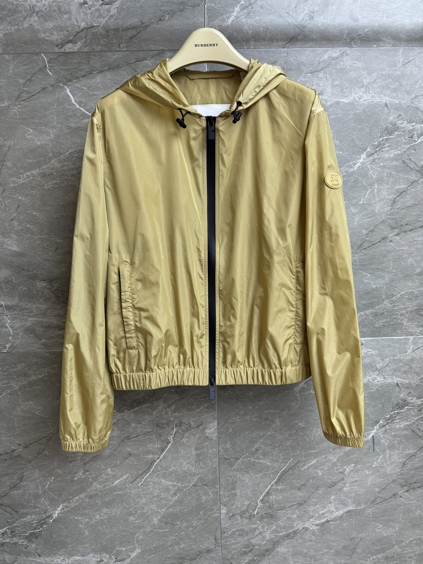 NO:441115,New models for early autumn are available. B-House Knight Seal Nylon Jacket 2025 Early Autumn Series Hooded Zipper Design Sleeve Three-dimensional logo badge embellishment Back Knight War Horse Print Pattern Simple and fashionable Customized nylon fabric Light and comfortable Loose style The upper body looks slim and versatile, super high wear, full trademark size SML?,,jackets & coats,hats,alexander wang19860909早秋新款上新啦 B家骑士印章尼龙外套 2025早秋系列 连帽拉链设计 袖子立体logo徽章点缀 后背骑士战马印花图案 简约时髦高级 定制尼龙面料 轻薄舒适 宽松版型 上身显瘦又百搭 实穿度超高 商标齐全 尺码SML?,,jackets & coats,hats,alexander wang,Women's clothing