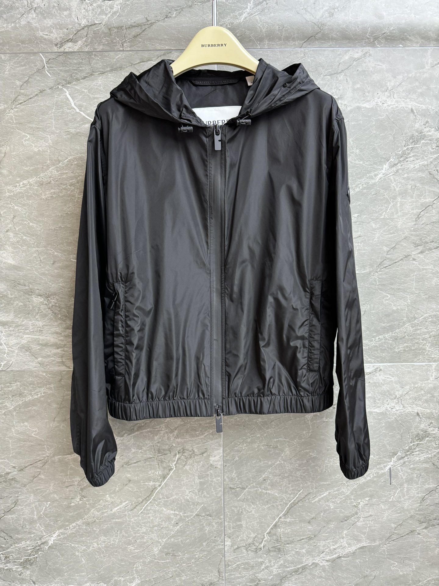 NO:441063,New models for early autumn are available. B-home Knight Seal Nylon Jacket 2025 Early Autumn Series Hooded Zipper Design Sleeve Three-dimensional logo badge embellishment Back Knight War Horse Print Pattern Simple and fashionable Customized nylon fabric Light and comfortable Loose style Slim and versatile on the upper body Highly wearable level Full trademark Size SML, Jackets & coats, Hats, Alexander wang19860909早秋新款上新啦 B家骑士印章尼龙外套 2025早秋系列 连帽拉链设计 袖子立体logo徽章点缀 后背骑士战马印花图案 简约时髦高级 定制尼龙面料 轻薄舒适 宽松版型 上身显瘦又百搭 实穿度超高 商标齐全 尺码SML,,jackets & coats,hats,alexander wang,Women's clothing