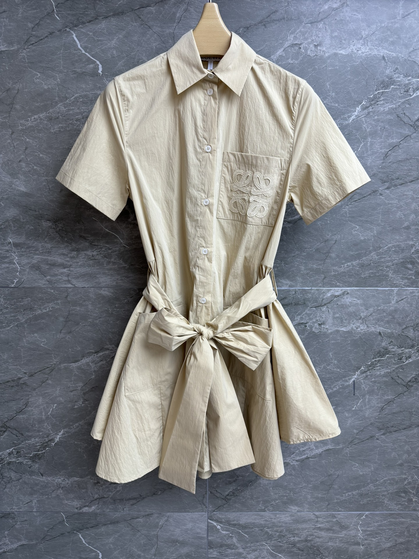 NO:441076,New summer style is available. Luo Yiwei lace-up embroidered shirt dress. Spring and summer series. Lapel short-sleeved design. Pocket classic logo embroidery embroidery. Gentle and high-end color matching. Custom linen cotton fabric. Light, comfortable and breathable. Loose style. Equipped with lace-up waist. The upper body looks slim and temperament. Full trademark. Size SML,,loewe, skirts, T-shirt, alexander wang.19860909夏季新款上新啦 罗意威系带刺绣衬衣裙 2025春夏系列 翻领短袖设计 口袋经典logo刺绣点缀 配色温柔高级 定制亚麻棉面料 轻薄舒适透气 宽松版型 配有系带收腰 上身显瘦又气质 商标齐全 尺码SML,,loewe,skirts,T-shirt,alexander wang,Women's clothing