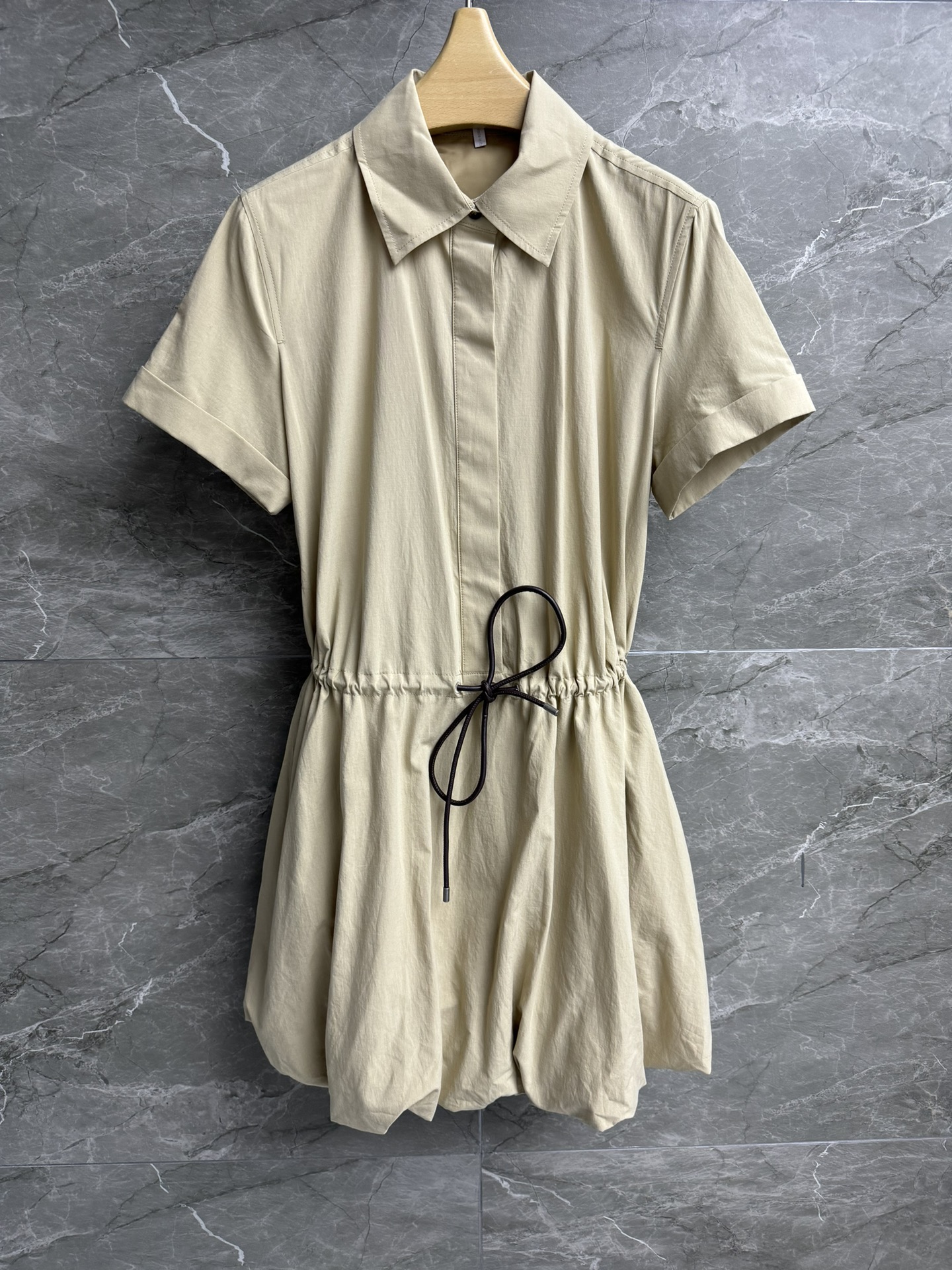 NO:441089,New models for early autumn are available. Luo Yiwei short-sleeved silk cotton dress. 2025 autumn and winter series. Waist drawstring design. Back logo leather logo decoration embellishment. Simple and elegant. Customized silk cotton blend fabric. Light and comfortable. Loose style. Slim and temperament on the upper body. Full trademark. Size SML,,loewe, skirts, T-shirt, alexander wang.19860909早秋新款上新啦 罗意威短袖丝棉连衣裙 2025秋冬系列 腰部抽绳设计 后背logo皮标装饰点缀 简约大方高级 定制丝棉混纺面料 轻薄舒适 宽松版型 上身显瘦又气质 商标齐全 尺码SML,,loewe,skirts,T-shirt,alexander wang,Women's clothing