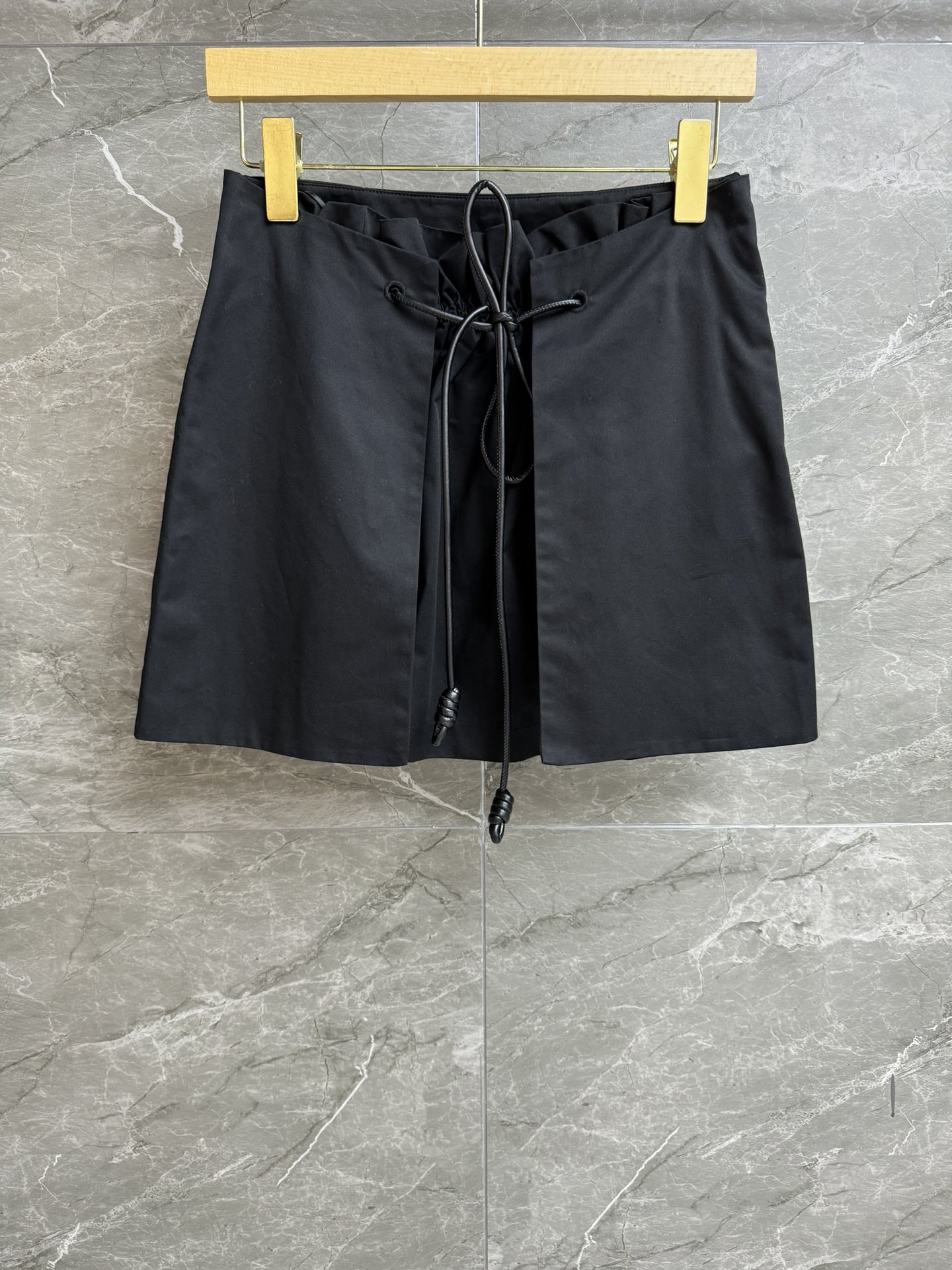 NO:441103,New early autumn style is available. Luo Yiwei pleated skirt. 2025 autumn and winter series. Vertical pleated and drawstrings. Fashionable and personalized. Customized cotton-blend fabric. Comfortable and crisp. A-line skirt style. Slim and versatile. Full trademark. Size SML,,loewe, skirts, alexander wang.19860909早秋新款上新啦 罗意威褶皱半裙 2025秋冬系列 立裁褶皱搭配抽绳绑带设计 时髦个性 定制棉丝混纺面料 舒适挺括 A字裙版型 上身显瘦又百搭 商标齐全 尺码SML,,loewe,skirts,alexander wang,Women's clothing