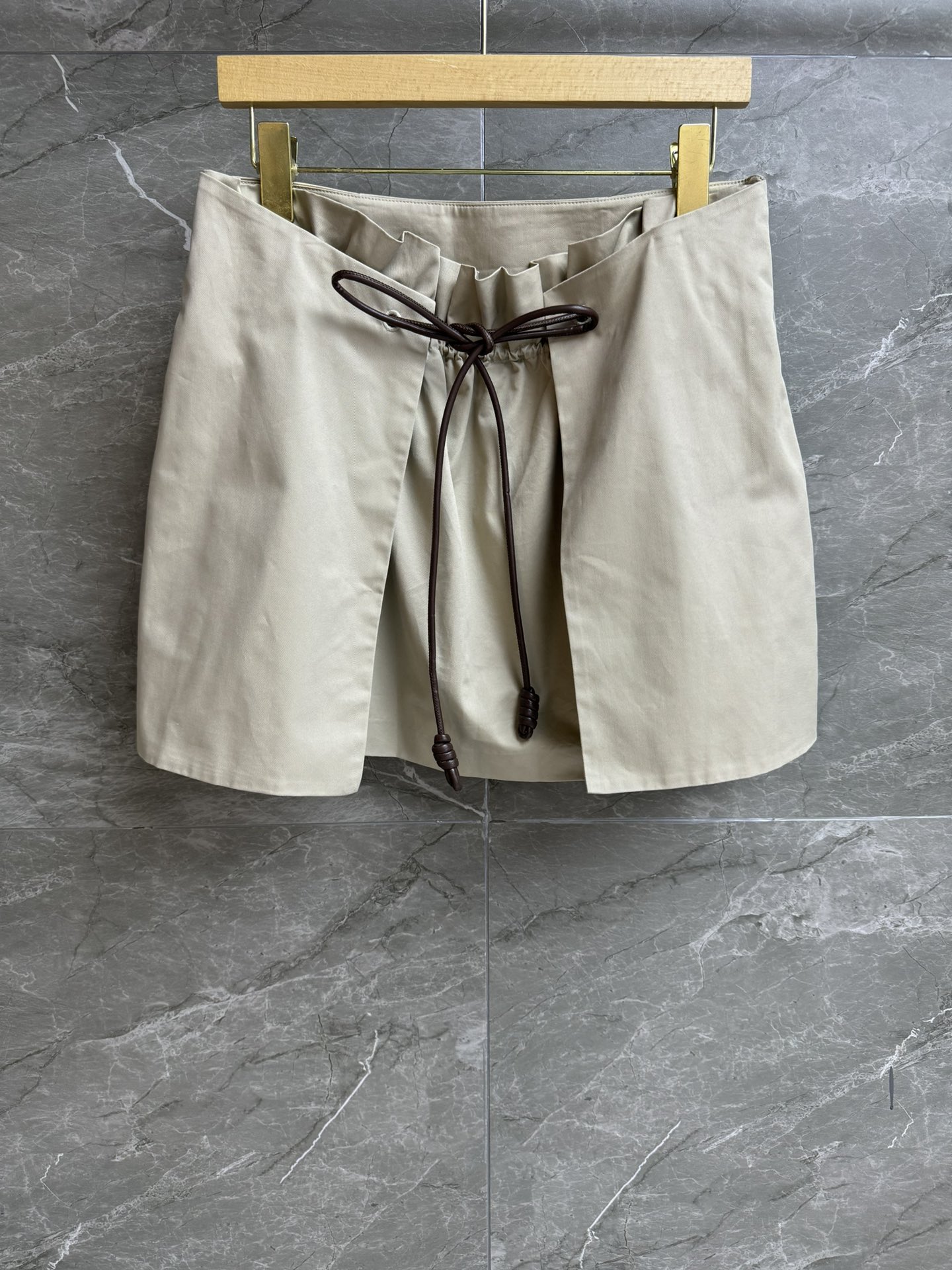 NO:441119,New early autumn style is available. Luo Yiwei pleated skirt. 2025 autumn and winter series. Vertical pleated and drawstrings. Fashionable and personalized. Customized cotton-blend fabric. Comfortable and crisp. A-line skirt style. Slim and versatile. Full trademark. Size SML,,loewe, skirts, alexander wang.19860909早秋新款上新啦 罗意威褶皱半裙 2025秋冬系列 立裁褶皱搭配抽绳绑带设计 时髦个性 定制棉丝混纺面料 舒适挺括 A字裙版型 上身显瘦又百搭 商标齐全 尺码SML,,loewe,skirts,alexander wang,Women's clothing