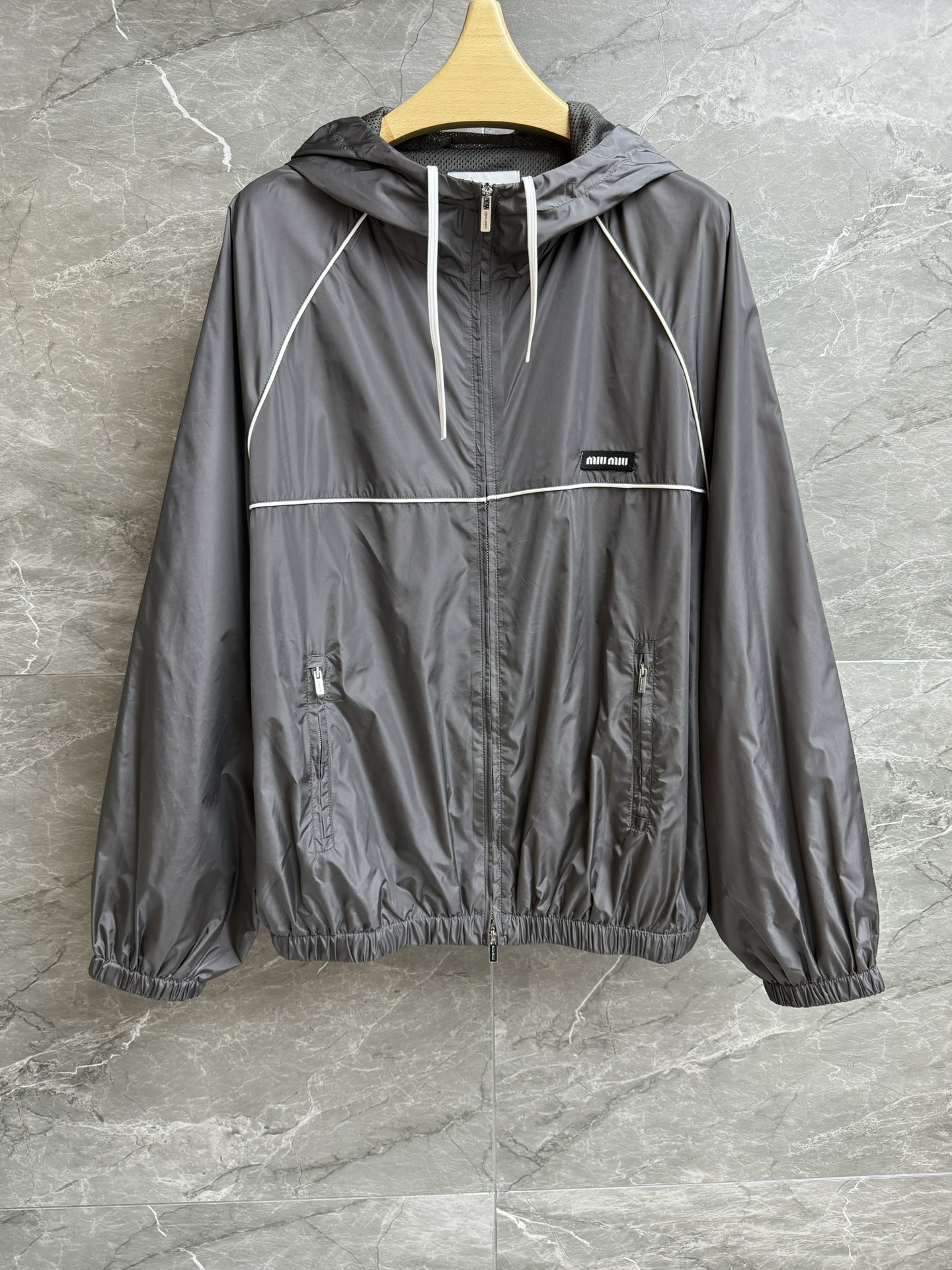 NO:441935,New summer style is available. Miu gray nylon jacket. Spring and summer 2025 series. Hooded zipper design. Letter logo embellishment. Premium gray color scheme. Casual and fashionable age-reducing. Customized nylon fabric. Lightweight and light and comfortable. Loose style. Not to be picked and worn. Full trademark. Size SML,,miumiu, jackets & coats,hats,alexander wang.19860909夏季新款上新啦 Miu灰色尼龙外套 2025春夏系列 连帽拉链设计 字母logo徽标点缀 高级灰配色 休闲时髦减龄 定制尼龙面料 轻盈轻薄舒适 宽松版型 不挑人穿 商标齐全 尺码SML,,miumiu,jackets & coats,hats,alexander wang,Women's clothing