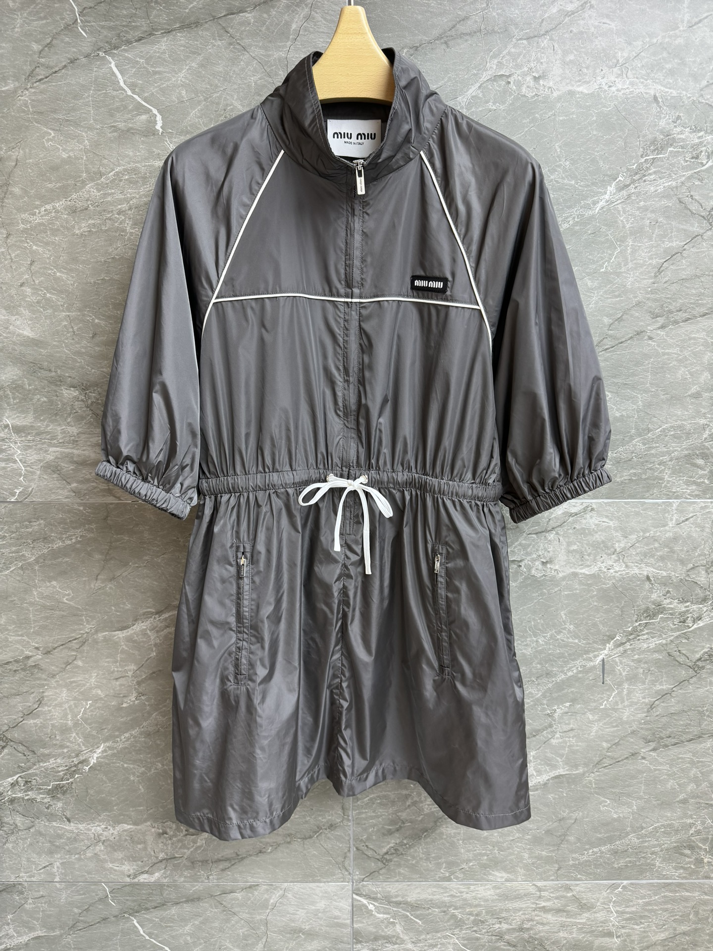 NO:441942,New summer models are available. Miu gray nylon dress. Spring and summer 2025 series. Stand collar and semi-zipper design. Elastic drawstring waist. Letter embroidered logo embellishment. Premium gray color scheme. Casual and fashionable. Custom nylon fabric. Lightweight and comfortable. Loose style. Slim and temperament. Full trademark. Size SML,,miumiu, skirts,alexander wang.19860909夏季新款上新啦 Miu灰色尼龙连衣裙 2025春夏系列 立领半拉链设计 松紧抽绳收腰 字母刺绣徽标点缀 高级灰配色 休闲时髦 定制尼龙面料 轻盈轻薄舒适 宽松版型 上身显瘦又气质 商标齐全 尺码SML,,miumiu,skirts,alexander wang,Women's clothing