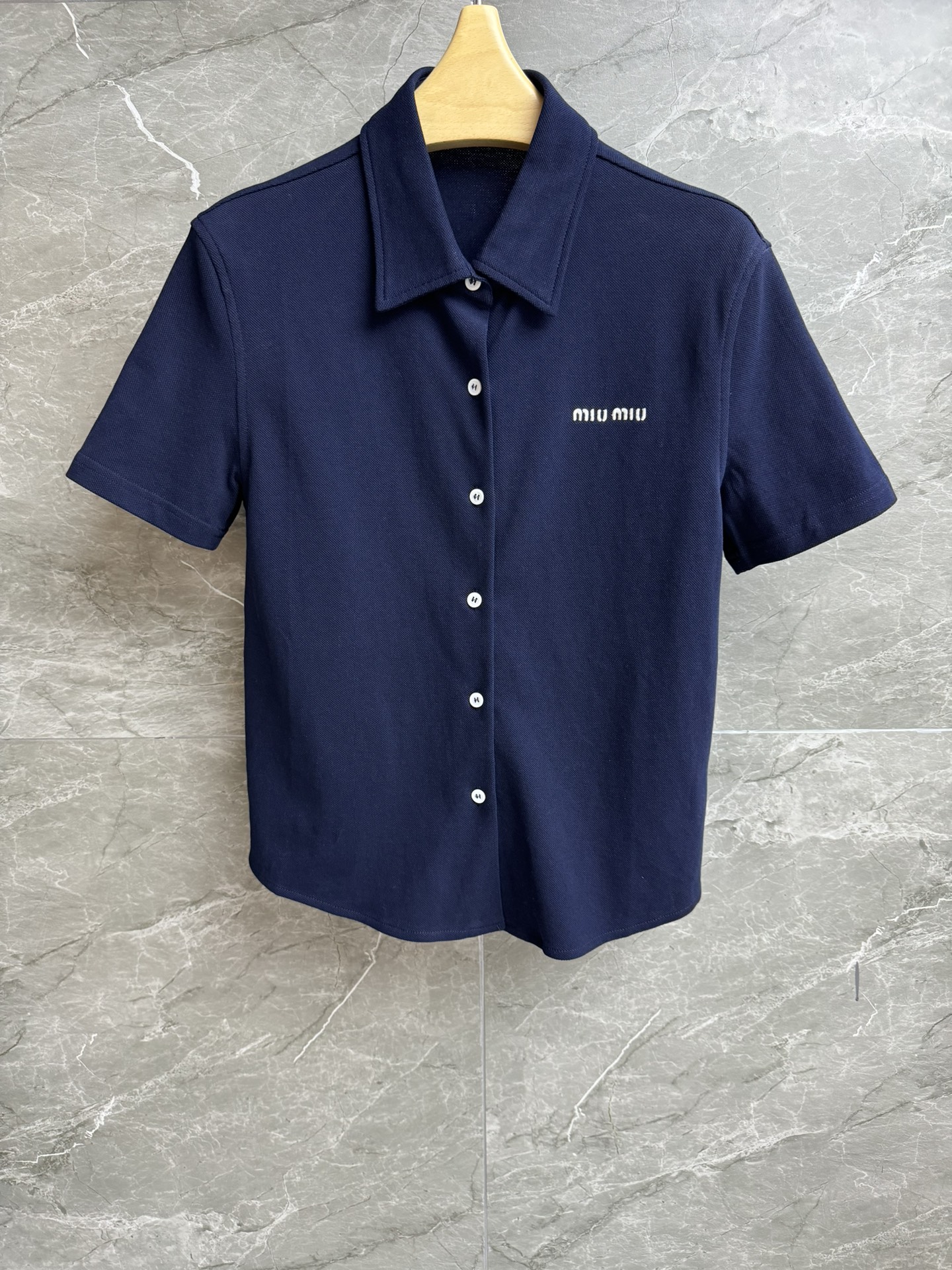 NO:441955,New models for early autumn are available. Miu short-sleeved Polo shirt 2025 early autumn series. Classic polo collar design. Letter embroidered logo decoration. Simple and high-end custom bead floor cotton fabric. Comfortable and skin-friendly and breathable. Slim fit style. Slim and temperament. Full trademark. Size SML,,miumiu, T-shirt,alexander wang.19860909早秋新款上新啦 Miu短袖Polo衫 2025早秋系列 经典polo领设计 字母刺绣logo装饰 简约高级 定制珠地棉面料 舒适亲肤透气 修身版型 上身显瘦又气质 商标齐全 尺码SML,,miumiu,T-shirt,alexander wang,Women's clothing