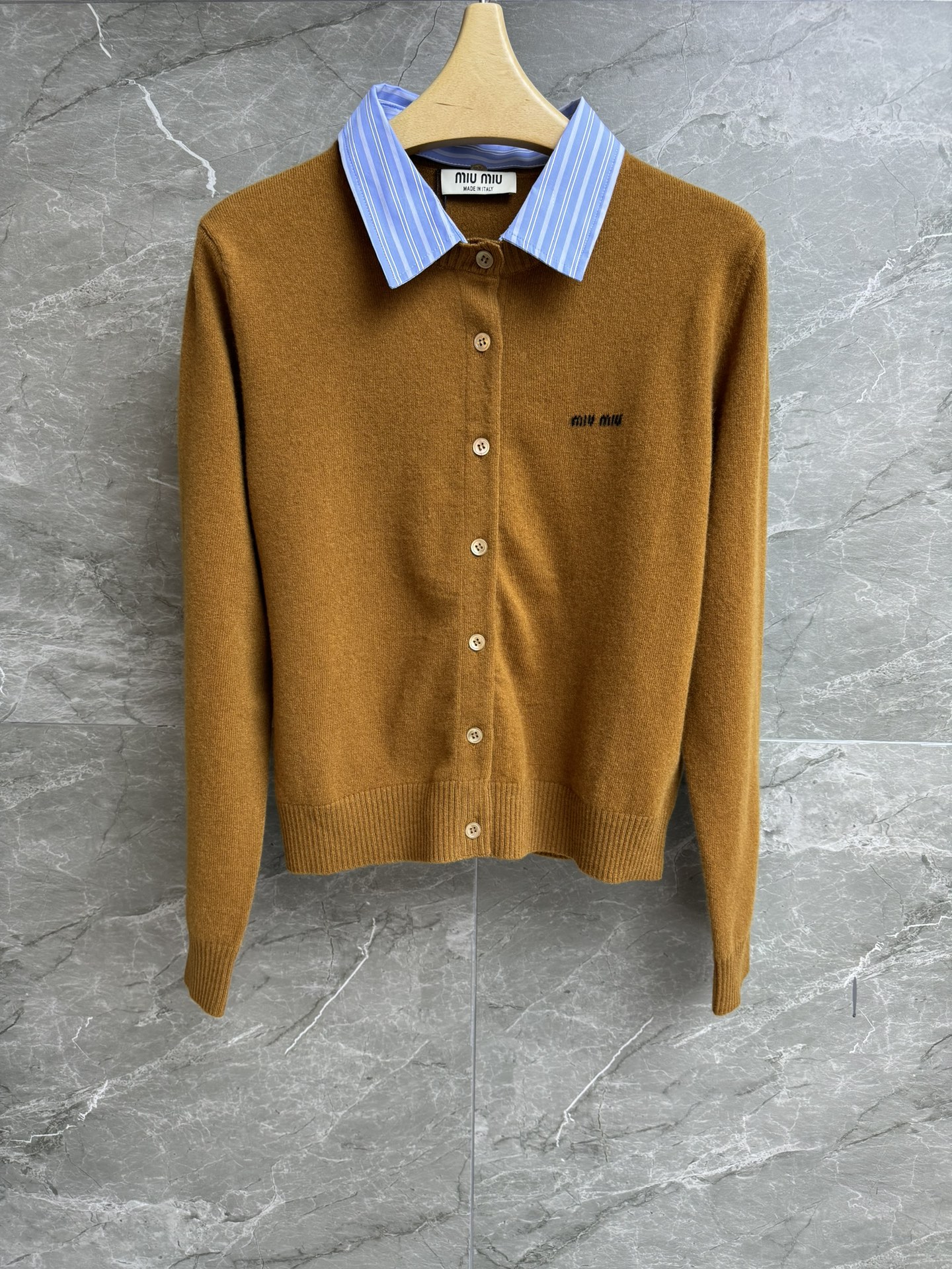 NO:441961,New early autumn style is available. Miu fake two-piece cardigan. 2025 autumn and winter series. Lapel removable design. Letter logo embellishment. Colorful retro. Custom wool knitted fabric. Soft and comfortable. Slim fit. Upper body looks slim and temperament. Full trademark. Size SML,,miumiu,alexander wang.19860909早秋新款上新啦 Miu假两件开衫 2025秋冬系列 翻领可拆卸设计 字母logo嵌花图案点缀 配色文艺复古 定制羊毛针织面料 柔软舒适 修身版型 上身显瘦又气质 商标齐全 尺码SML,,miumiu,alexander wang,Women's clothing