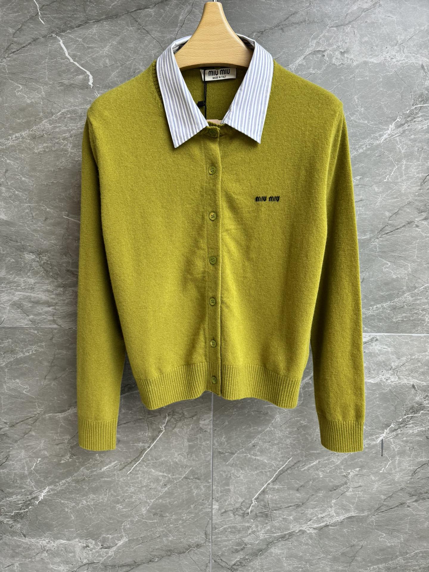 NO:441973,New early autumn style is available. Miu fake two-piece cardigan. 2025 autumn and winter series. Lapel removable design. Letter logo embellishment. Colorful retro. Custom wool knitted fabric. Soft and comfortable. Slim fit. Upper body looks slim and temperament. Full trademark. Size SML,,miumiu,alexander wang.19860909早秋新款上新啦 Miu假两件开衫 2025秋冬系列 翻领可拆卸设计 字母logo嵌花图案点缀 配色文艺复古 定制羊毛针织面料 柔软舒适 修身版型 上身显瘦又气质 商标齐全 尺码SML,,miumiu,alexander wang,Women's clothing