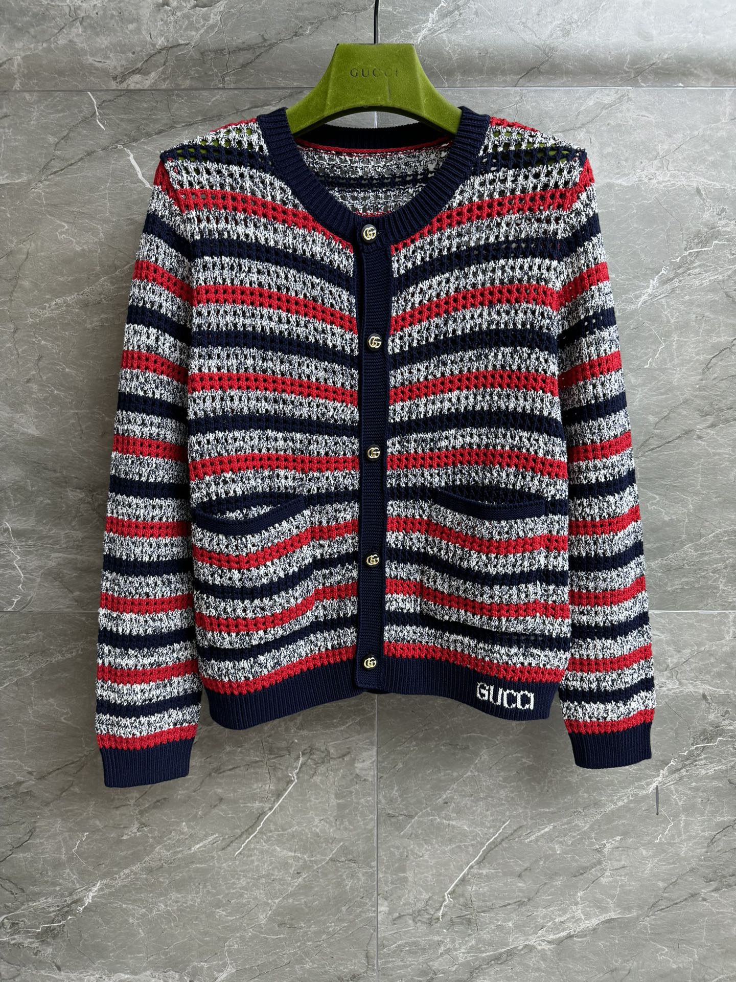 NO:443421,New models for early autumn are available. G home color striped cardigan 2025 early autumn series. Round neck single-breasted design. Hem logo embellishment. Blue and red stripes contrasting color. Retro and fashionable and energetic. Cotton knitted fabric. Soft and comfortable. Normal style. Slim and temperament on the upper body. Full trademark. Size SML,,gucci,alexander wang.19860909早秋新款上新啦 G家彩色条纹开衫 2025早秋系列 圆领单排扣设计 下摆logo嵌花图案点缀 蓝红条纹撞色 复古时髦有活力 棉质针织面料 柔软舒适 正常版型 上身显瘦又气质 商标齐全 尺码SML,,gucci,alexander wang,Women's clothing