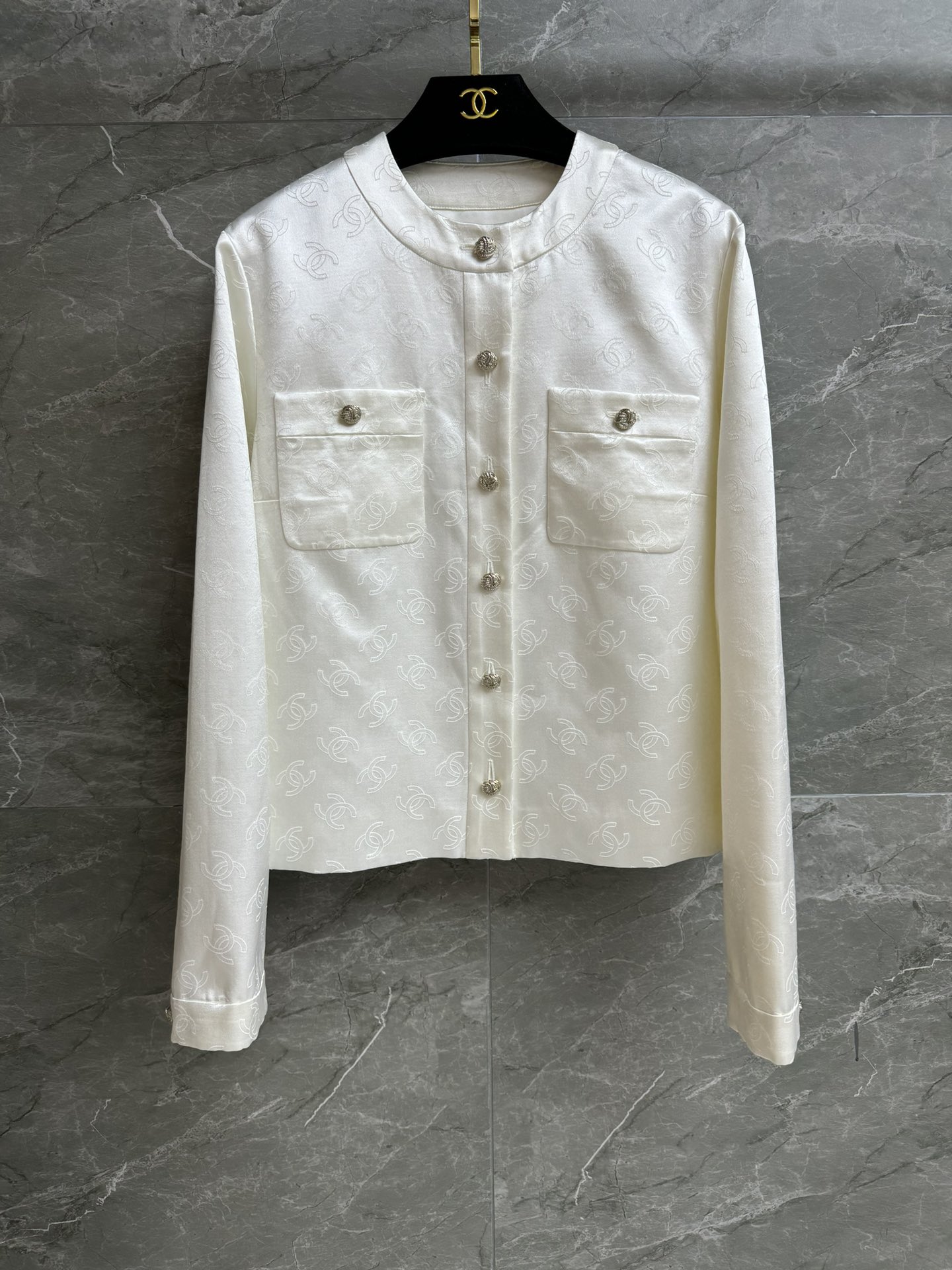 NO:441929,New models are shipped in early autumn. Xiangjia dark pattern logo jacket 2025 handicraft workshop series. Round neck single-breasted design. Double C dark pattern jacquard pattern. Elegant and atmospheric. Customized satin silk fabric. Slim and delicate texture. Normal style. The upper body looks slim and temperament. Easy to wear it with a high-end feeling. Size SML, chanel, jackets & coats, real silk, alexander wang19860909早秋新款出货啦 香家暗纹logo外套 2025手工坊系列 圆领单排扣设计 双C暗纹提花图案 优雅大气 定制缎面真丝面料 柔滑细腻有质感 正常版型 上身显瘦又气质 轻松穿出高级感 尺码SML,,chanel,jackets & coats,real silk,alexander wang,Women's clothing