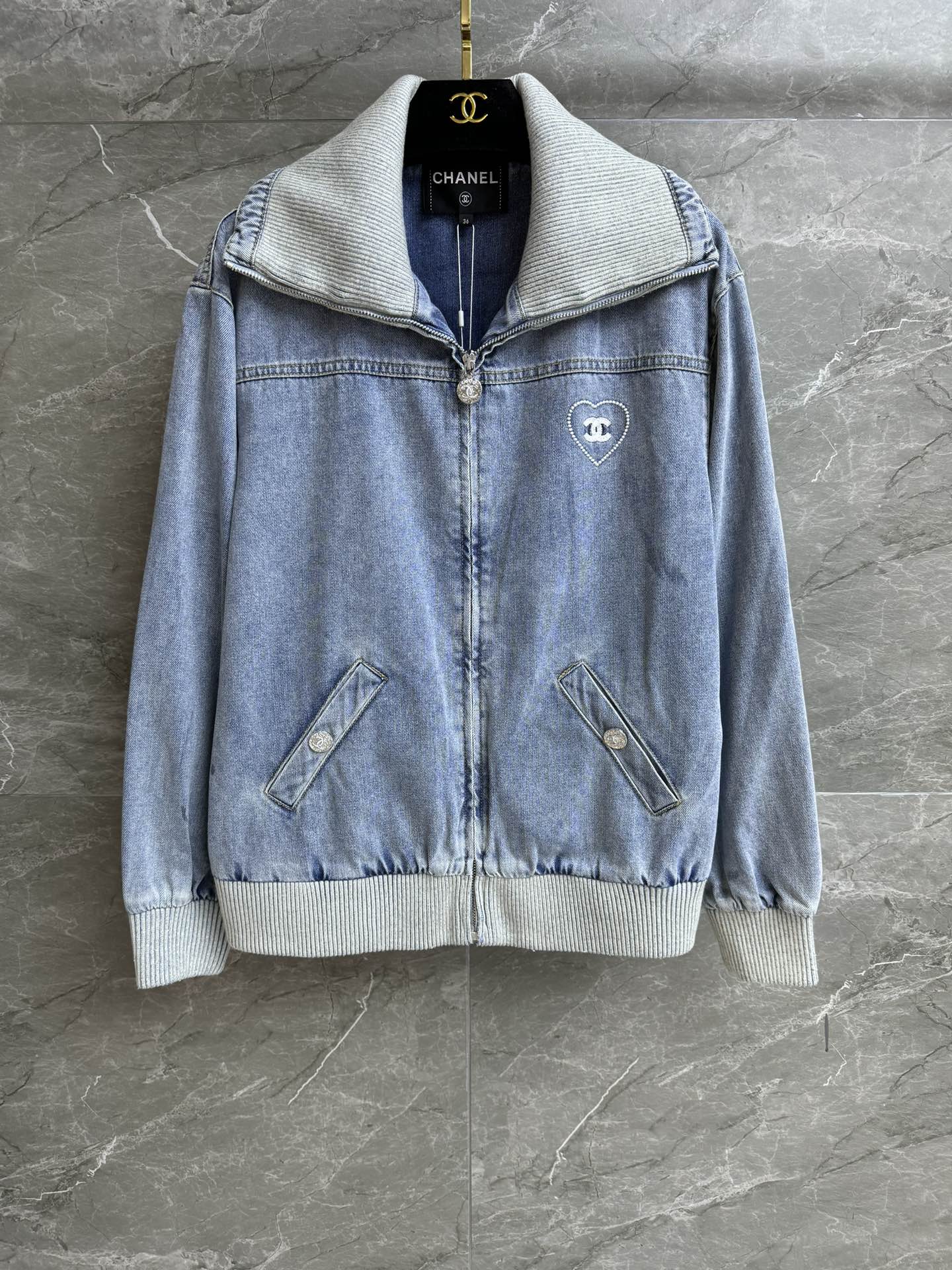 NO:452826,New models are shipped in early autumn. Xiangjia embroidered denim jacket 2025 beach series. Lapel zipper design. Coco embroidery pattern embellishment. Clean and refreshing. Lazy and high-end. Imported washing denim fabric. Clever and stylish. Loose style. The upper body looks slim and temperament. Full trademark. Size SML, chanel, jackets & coats, alexander wang.19860909早秋新款出货啦 香家刺绣牛仔外套 2025沙滩系列 翻领拉链设计 coco刺绣图案点缀 干净清爽 慵懒高级 进口水洗牛仔面料 挺括有型又不止柔软度 宽松版型 上身显瘦又气质 商标齐全 尺码SML,,chanel,jackets & coats,alexander wang,Women's clothing