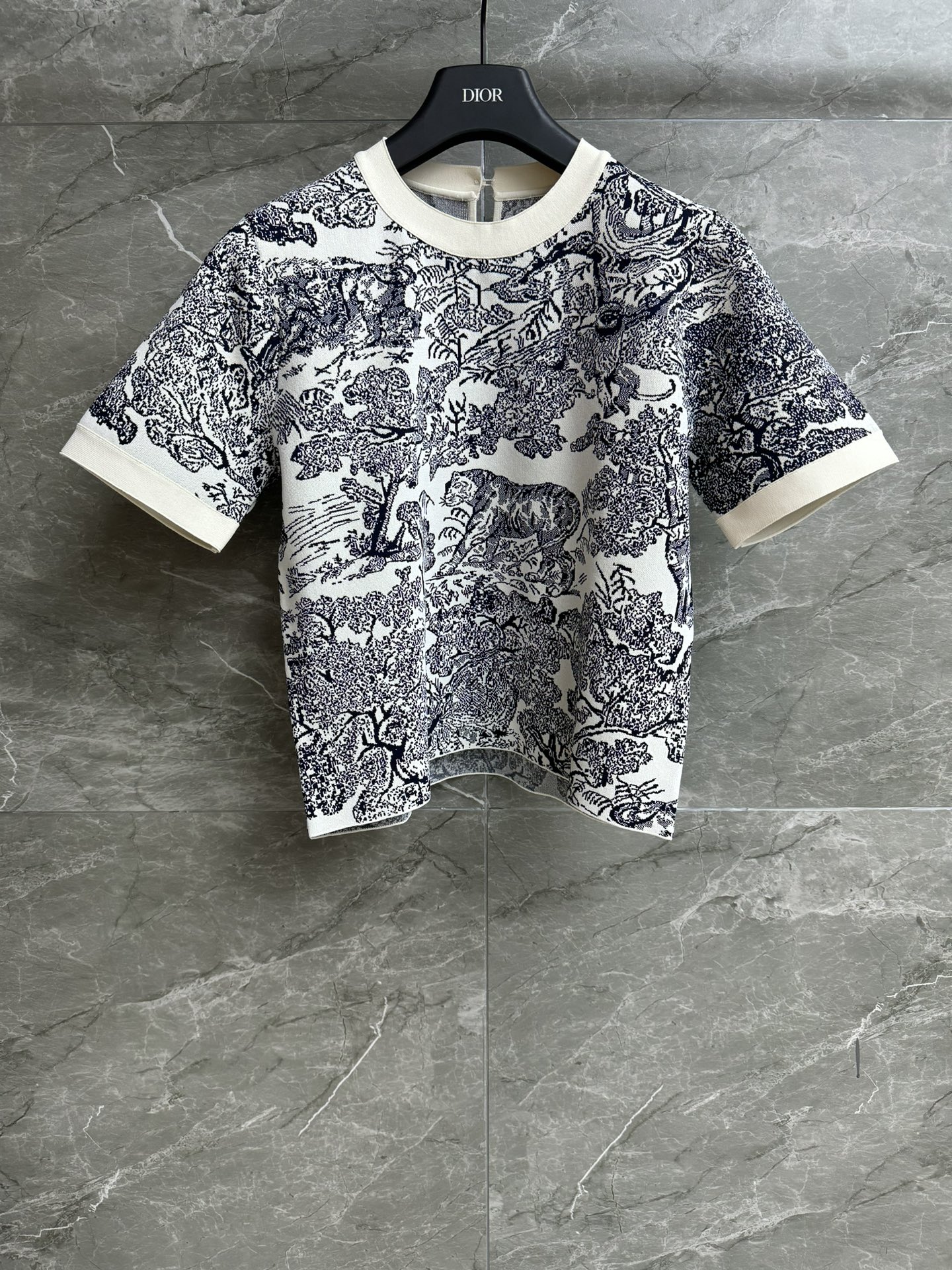 NO:443361,New models for early autumn are available. D-home Zoo knitted tops 2025 early autumn series. Round neckline design. Zoo jacquard pattern. Cold and high-end color. Custom knitted fabric. Cold and comfortable. Normal style. Slim and temperament on the upper body. Full trademark. Size sml,,dior,alexander wang.19860909早秋新款上新啦 D家动物园针织上衣 2025早秋系列 圆领领口设计 动物园提花图案 配色清冷高级 定制针织面料 冰凉舒适 正常版型 上身显瘦又气质 商标齐全 尺码sml,,dior,alexander wang,Women's clothing