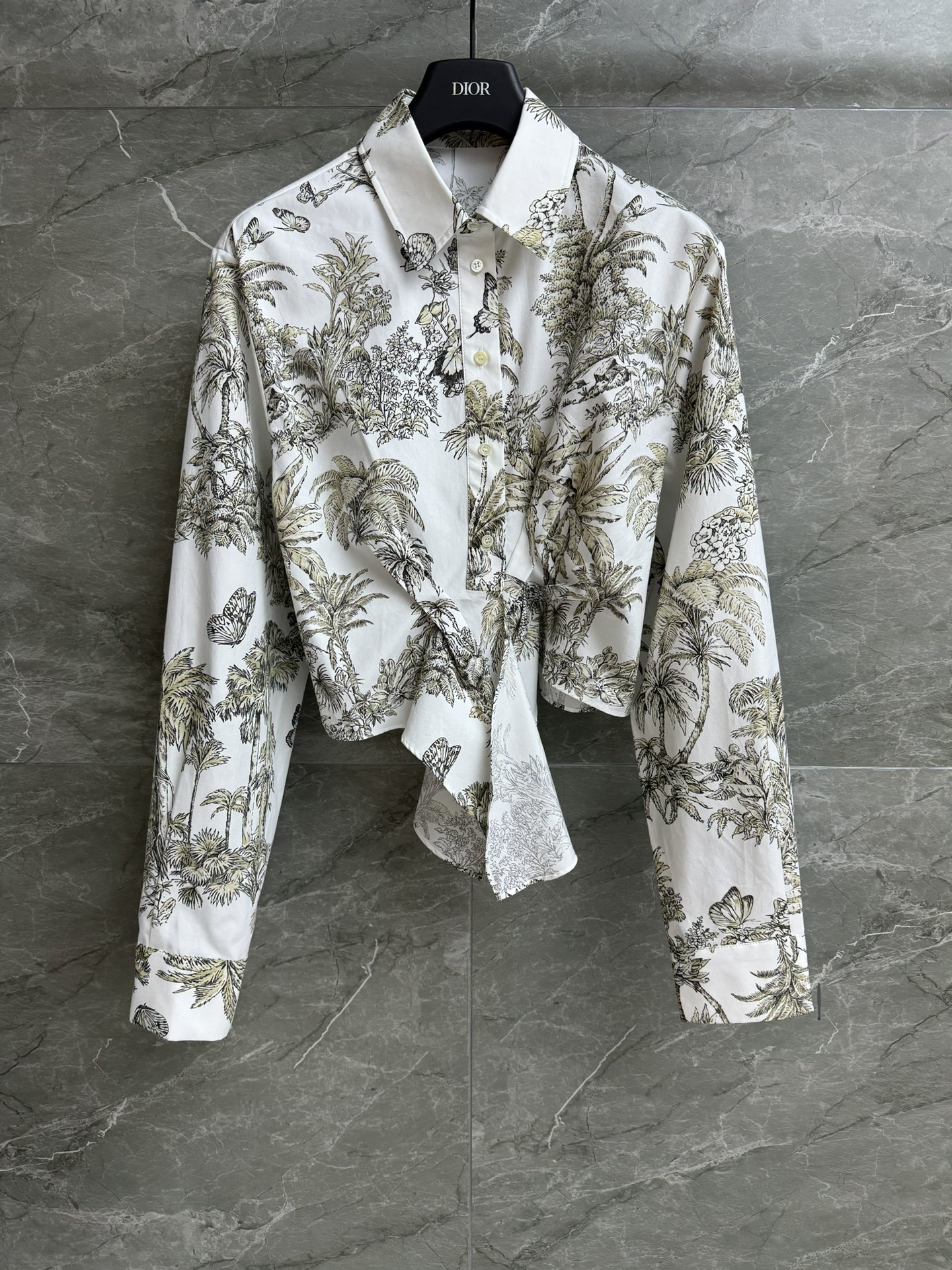 NO:443377,New models for early autumn are available. D-home lace-up short shirt. 2025 early autumn series. Lapel neckline. Hem lace-up design. Fashionable personality. Hazelnut jungle print. Fashionable and high-end custom cotton poplin fabric. Comfortable and skin-friendly. Short style. Slim and temperament on the upper body. Full trademark. Size SML,,dior,alexander wang.19860909早秋新款上新啦 D家系带短款衬衣 2025早秋系列 翻领领口 下摆系带式设计 时髦个性 榛果色丛林印花图案 时髦高级 定制棉府绸面料 舒适亲肤 短款版型 上身显瘦又气质 商标齐全 尺码SML,,dior,alexander wang,Women's clothing