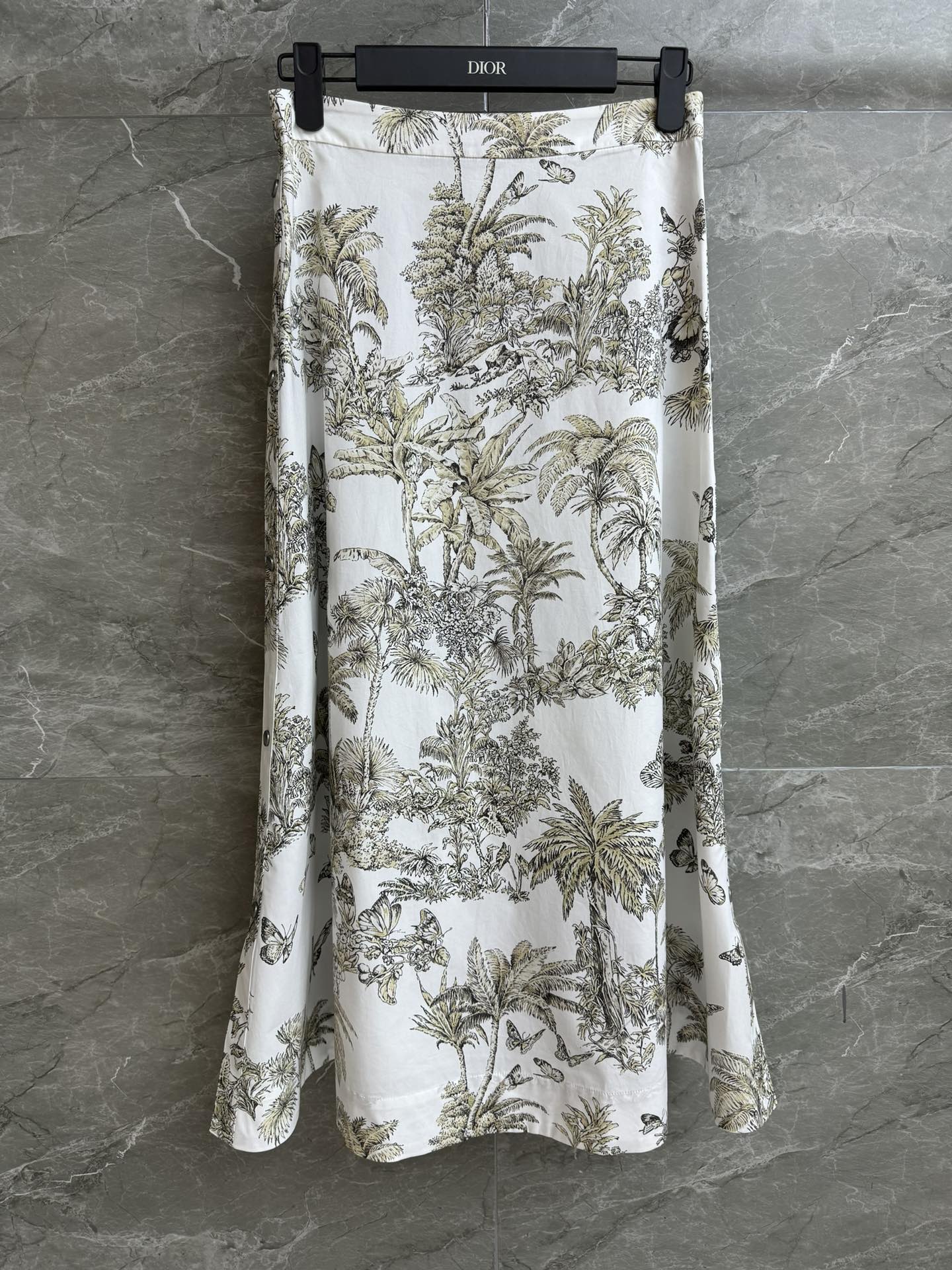 NO:446097,New early autumn style is available. D home jungle print skirt 2025 early autumn series. Side snap design. Hazelnut jungle print pattern. Retro and fashionable. Customized silk cotton poplin fabric. Comfortable and skin-friendly. A-swing skirt style. Slim and temperament. Full trademark. Size SML,,dior, skirts, alexander wang.19860909早秋新款上新啦 D家丛林印花半裙 2025早秋系列 侧边按扣设计 榛果色丛林印花图案 复古时髦高级 定制丝棉府绸面料 舒适亲肤 A摆半身裙版型 上身显瘦又气质 商标齐全 尺码SML,,dior,skirts,alexander wang,Women's clothing