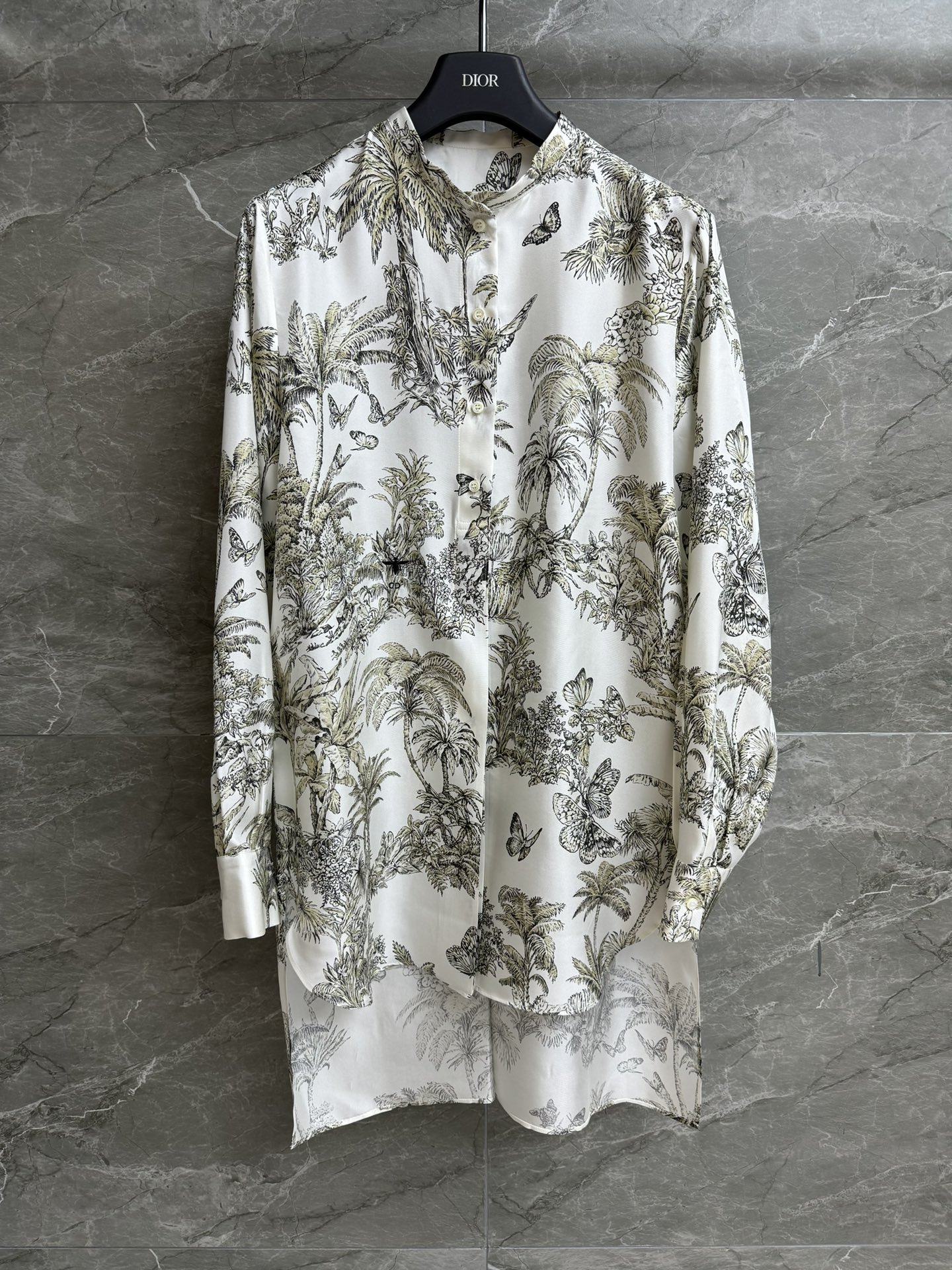 NO:443394,New models for early autumn are available. D home jungle silk shirt 2025 early autumn series stand collar neckline, short front and long back design, hazelnut jungle print pattern, fashionable and high-end custom twill silk fabric, comfortable and skin-friendly and droopy, loose style, slim and temperament on the upper body, complete trademark size SML,,dior, real silk,alexander wang19860909早秋新款上新啦 D家丛林真丝衬衣 2025早秋系列 立领领口 前短后长设计 榛果色丛林印花图案 时髦高级 定制斜纹绸真丝面料 舒适亲肤有垂感 宽松版型 上身显瘦又气质 商标齐全 尺码SML,,dior,real silk,alexander wang,Women's clothing