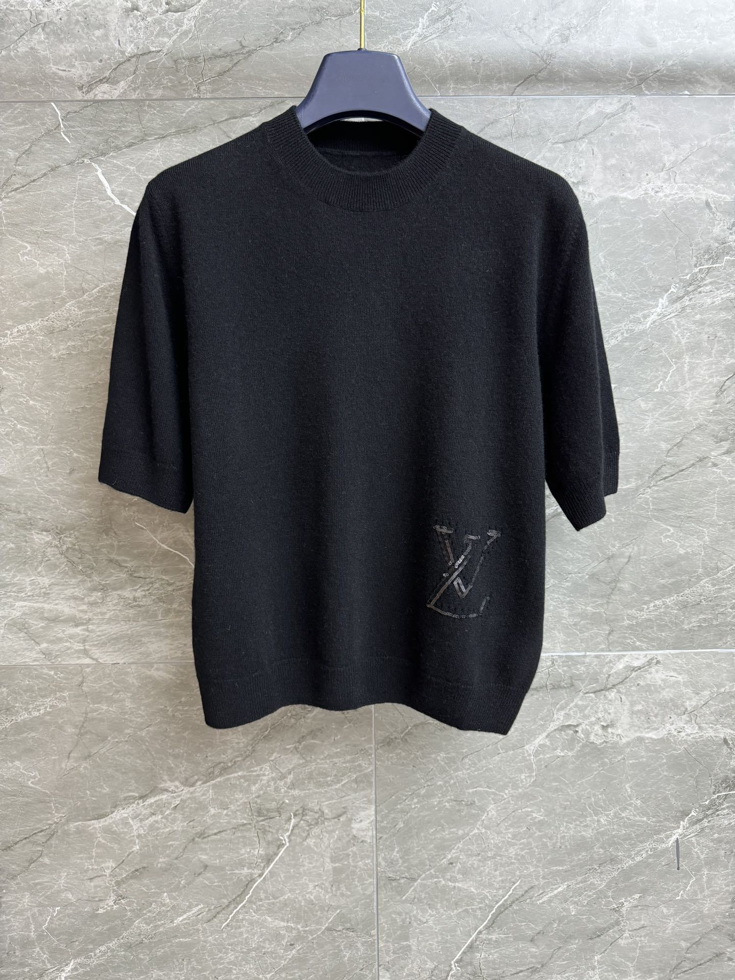 NO:448349,New models for early autumn are shipped. L-home sequin logo short-sleeved 2025 early autumn series. Round neck ribbed neckline. Classic letter logo sequin embroidery embroidery. Full of high-end feel. Wool cashmere blended fabric. Soft and comfortable skin-friendly. Normal style. Slim and temperament on the upper body. Full trademark. Size SML,,louis vuitton, T-shirt,alexander wang.19860909早秋新款出货啦 L家亮片logo短袖 2025早秋系列 圆领罗纹领口 经典字母logo亮片刺绣点缀 满满高级感 羊毛羊绒混纺面料 柔软舒适亲肤 正常版型 上身显瘦又气质 商标齐全 尺码SML,,louis vuitton,T-shirt,alexander wang,Women's clothing