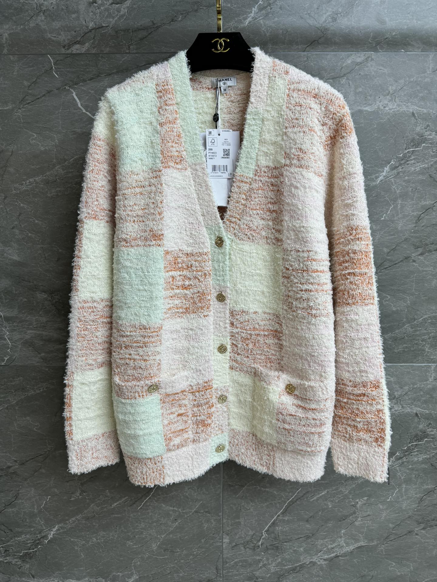 NO:457726,New summer models are shipped. Xiangjia gradient checked cardigan 2025 beach series. Temperament V-neck neckline. Coco double C button embellishment. Macaron gradient checked. Age-reducing fashionable and advanced. Cotton blended yarn. Soft and comfortable. Loose style. Slim and temperament on the upper body. Full trademark. Size SML, chanel, alexander wang.19860909夏季新款出货啦 香家渐变格纹开衫 2025沙滩系列 气质V领领口 Coco双C纽扣点缀 马卡龙渐变格纹 减龄时髦高级 棉质混纺纱线 软糯舒适 宽松版型 上身显瘦又气质 商标齐全 尺码SML,,chanel,alexander wang,Women's clothing