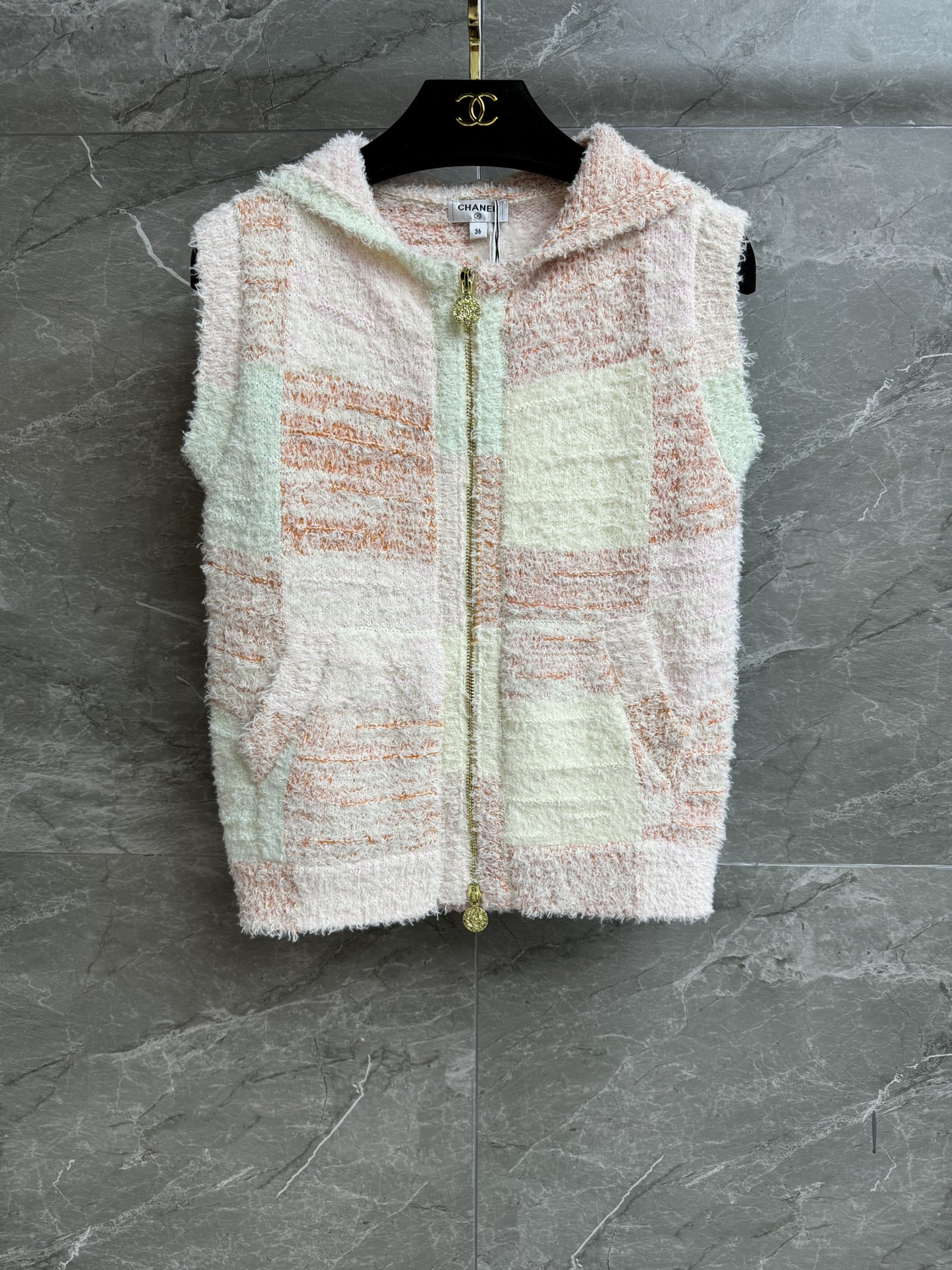 NO:444324,New summer models are shipped. Xiangjia zipper hooded vest. 2025 beach series. Hooded zipper design. Coco double C button embellishment. Macaron gradient plaid. Age-reducing fashionable and advanced. Cotton blended yarn. Soft and comfortable. Normal style. Slim and versatile. Full trademark. Size SML, chanel,hats,alexander wang.19860909夏季新款出货啦 香家拉链连帽马甲 2025沙滩系列 连帽拉链设计 Coco双C纽扣点缀 马卡龙渐变格纹 减龄时髦高级 棉质混纺纱线 软糯舒适 正常版型 上身显瘦又百搭 商标齐全 尺码SML,,chanel,hats,alexander wang,Women's clothing