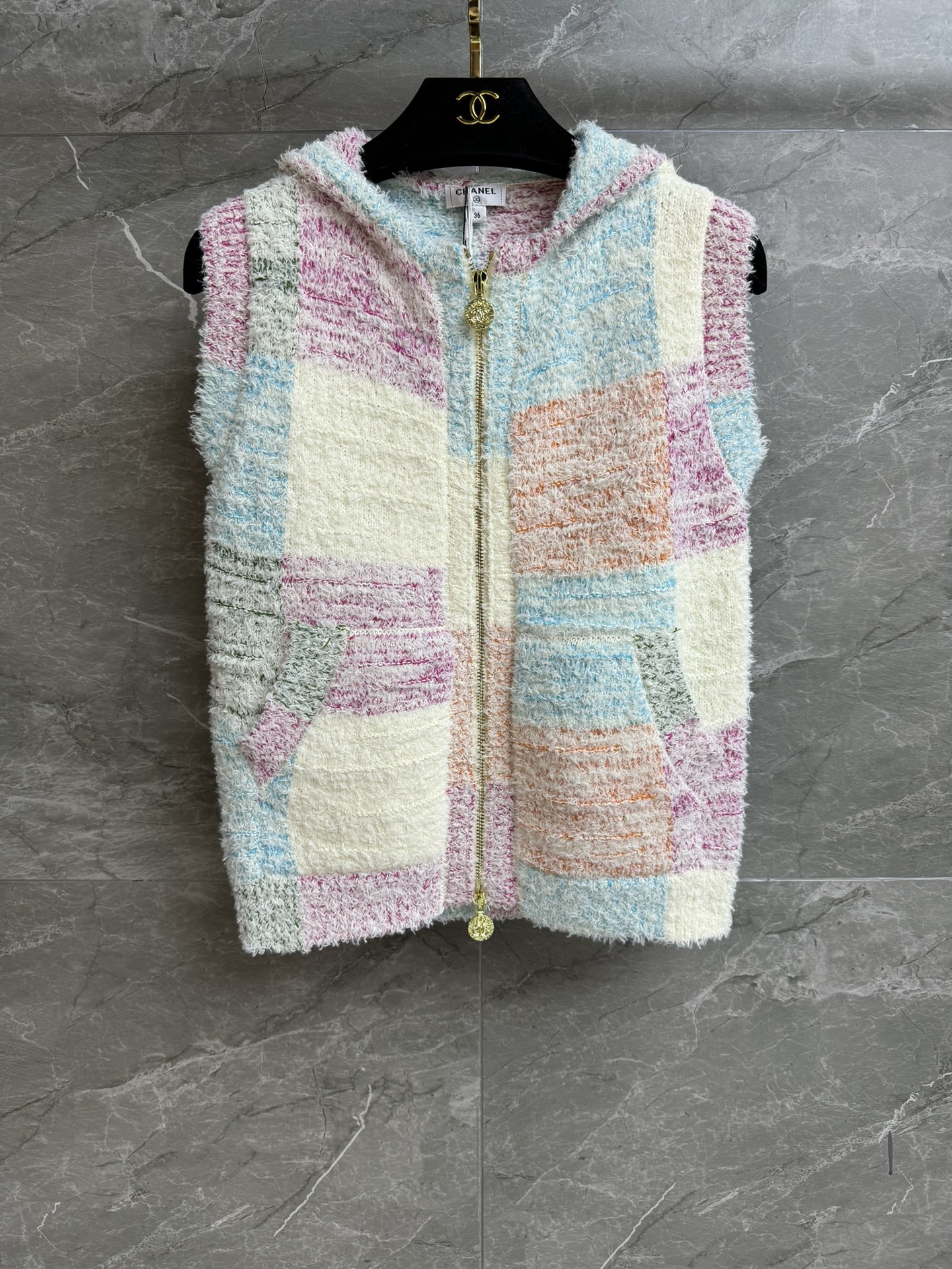 NO:444335,New summer models are shipped. Xiangjia zipper hooded vest. 2025 beach series. Hooded zipper design. Coco double C button embellishment. Macaron gradient plaid. Age-reducing fashionable and advanced. Cotton blended yarn. Soft and comfortable. Normal style. Slim and versatile. Full trademark. Size SML, chanel,hats,alexander wang.19860909夏季新款出货啦 香家拉链连帽马甲 2025沙滩系列 连帽拉链设计 Coco双C纽扣点缀 马卡龙渐变格纹 减龄时髦高级 棉质混纺纱线 软糯舒适 正常版型 上身显瘦又百搭 商标齐全 尺码SML,,chanel,hats,alexander wang,Women's clothing