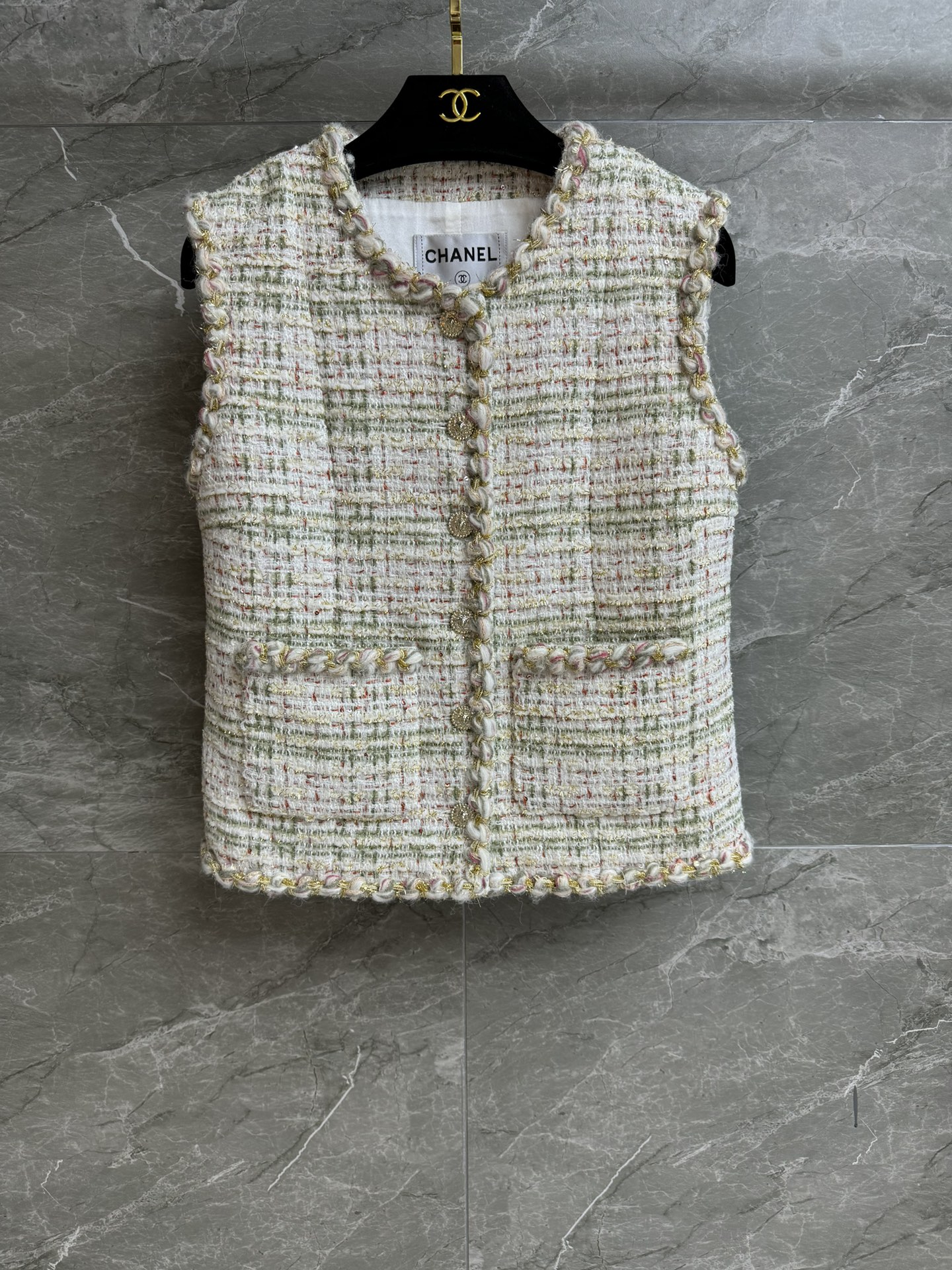 NO:444306,New models for early autumn are available!  Xiangjia Pier Tweed Vest 2025 Handicraft Series Temperament V-neck Neck Delicate and Bright Wire Pier Design Retro Gold Buckle Decoration Drawn Full of High-end Custom Tweed Fabric Silk Lining Short Style Top Body Slim and Temperament Full Trademark Size SML, Chanel, Real Silk, Alexander Wang19860909早秋新款上新啦！ 香家滚边花呢马甲 2025手工坊系列 气质V领领口 精致亮丝滚边设计 复古金扣装饰点缀 耀眼夺目 满满高级感 定制斜纹软呢面料 真丝里衬 短款版型 上身显瘦又气质 商标齐全 尺码SML,,chanel,real silk,alexander wang,Women's clothing