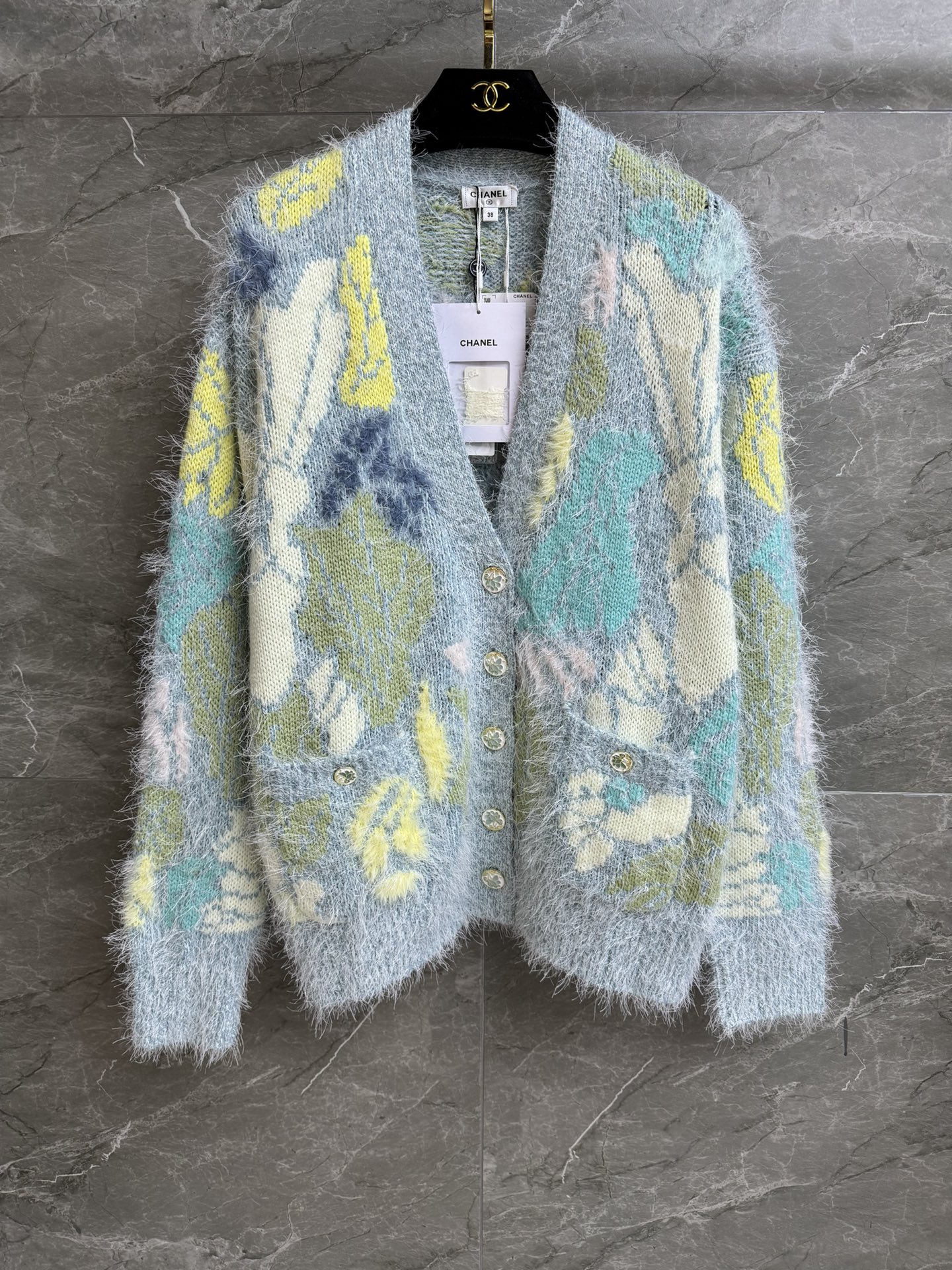 NO:444342,New models for early autumn are shipped. Xiangjia colored wool cardigan 2025 handicraftshop series. Temperament V-neck neckline. Exquisite flower button embellishment. Colorful macaron color matching. Age-reducing fashionable and high-end. Customized blended knitted fabric. Thick, soft, comfortable and loose style. Slim and temperament on the upper body. Full trademark. Size SML, chanel, alexander wang.19860909早秋新款出货啦 香家彩色毛线开衫 2025手工坊系列 气质V领领口 精致花朵纽扣点缀 彩色马卡龙配色 减龄时髦高级 定制混纺针织面料 厚实软糯舒适 宽松版型 上身显瘦又气质 商标齐全 尺码SML,,chanel,alexander wang,Women's clothing