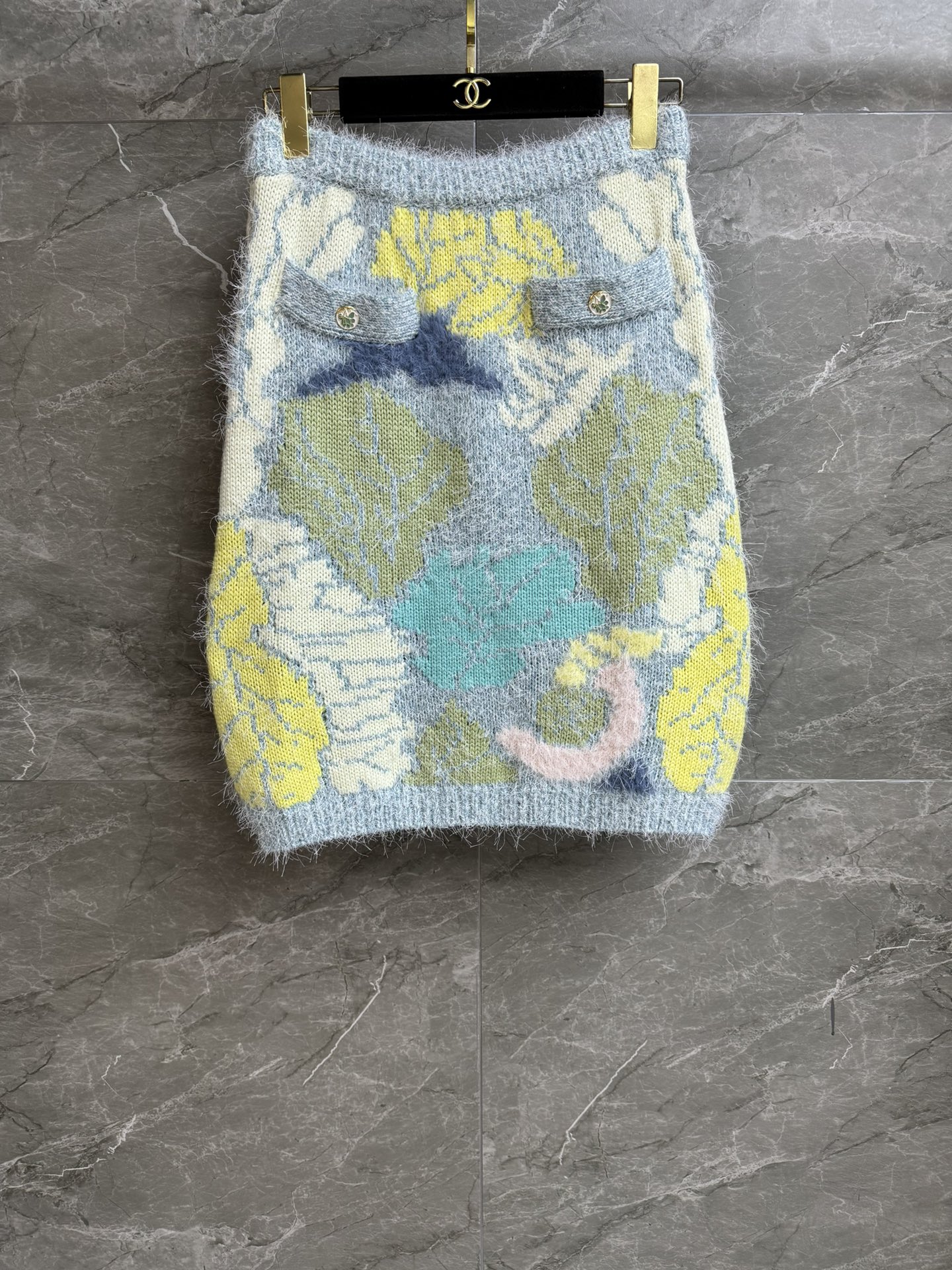 NO:444356,New models for early autumn are shipped. Xiangjia colored wool skirt. 2025 craftsmanship series. Elastic elastic waist. Exquisite flower button embellishment. Colorful macaron color matching. Age-reducing fashionable and high-end custom-made blended knitted fabric. Thick, soft and comfortable. Hip-cover skirt style. Slim and temperament. Full trademark. Size SML, chanel, skirts, alexander wang.19860909早秋新款出货啦 香家彩色毛线半裙 2025手工坊系列 松紧弹力腰头 精致花朵纽扣点缀 彩色马卡龙配色 减龄时髦高级 定制混纺针织面料 厚实软糯舒适 包臀半裙版型 上身显瘦又气质 商标齐全 尺码SML,,chanel,skirts,alexander wang,Women's clothing