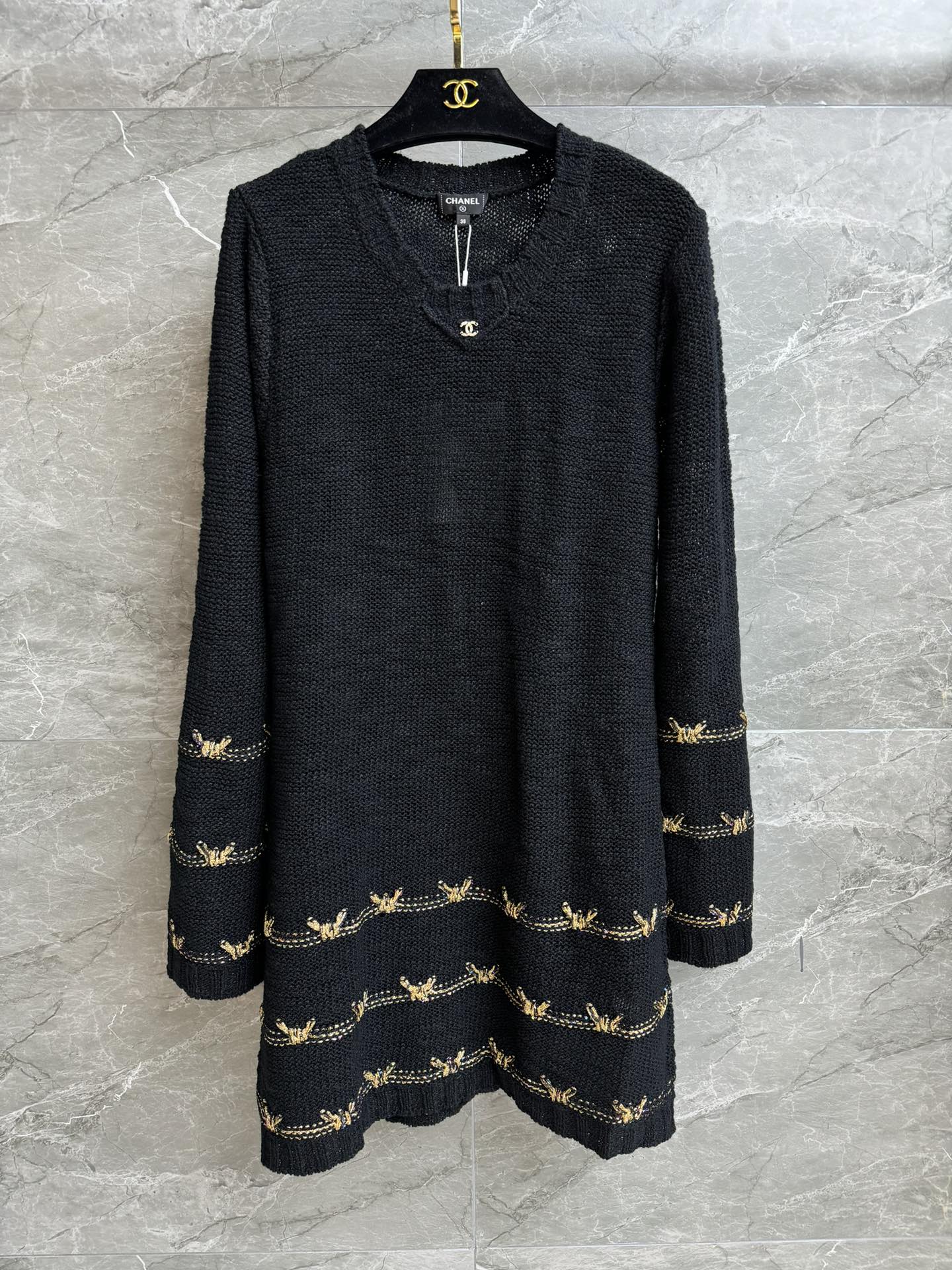 NO:452810,New models are shipped in early autumn. Xiangjia gold silk knitted dress. 2025 handicraft workshop series. Round neck flared sleeve design. Gold thread sequin knitted embroidery. Exquisite and fashionable. Customized knitted fabric. Comfortable and breathable. Slim fit. Slim and elegant. Full trademark. Equipped with cloth bag. Size SML, chanel, skirts, alexander wang.19860909早秋新款出货啦 香家金丝针织连衣裙 2025手工坊系列 圆领喇叭袖设计 金线亮片编织刺绣点缀 精致时髦高级 定制针织面料 舒适透气 修身版型 上身显瘦又气质 商标齐全 配有布袋 尺码SML,,chanel,skirts,alexander wang,Women's clothing