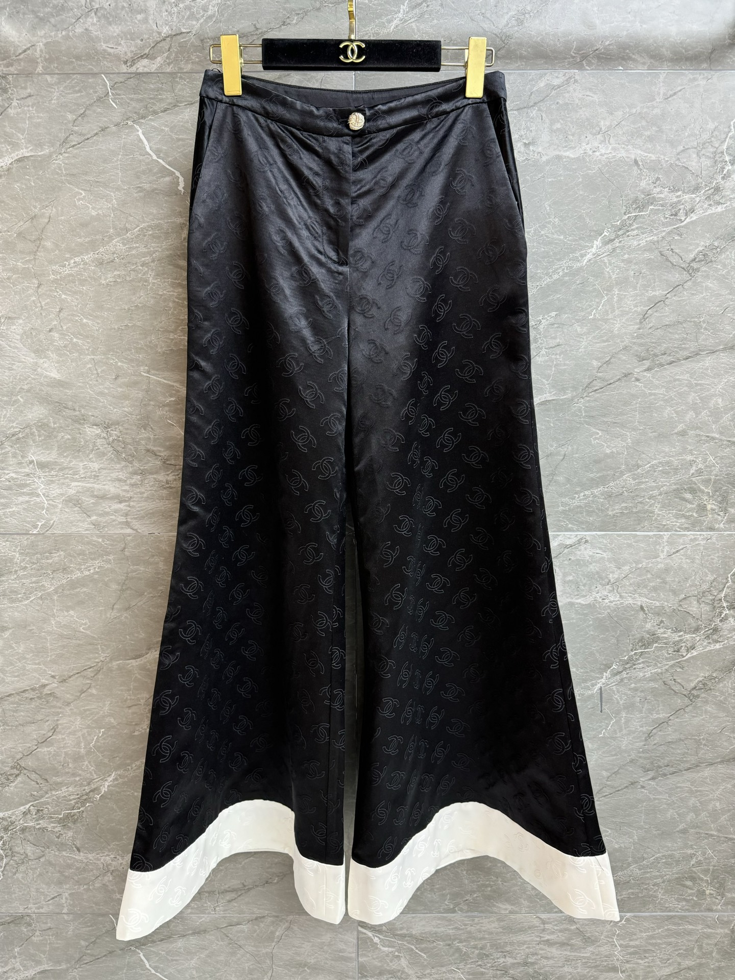 NO:452821,New models for early autumn are shipped. Xiangjia double C dark pattern bell-bottom pants 2025 Handicraftshop series. Black and white splicing design. Double C dark pattern jacquard pattern. Full of high-end sense. Customized satin silk fabric. Slim and delicate texture. Bell-bottom pants style. Slim and temperament on the upper body. Full trademark. Size SML, chanel, real silk, alexander wang.19860909早秋新款出货啦 香家双C暗纹喇叭裤 2025手工坊系列 黑白拼接设计 双C暗纹提花图案 满满高级感 定制缎面真丝面料 柔滑细腻有质感 喇叭裤版型 上身显瘦又气质 商标齐全 尺码SML,,chanel,real silk,alexander wang,Women's clothing