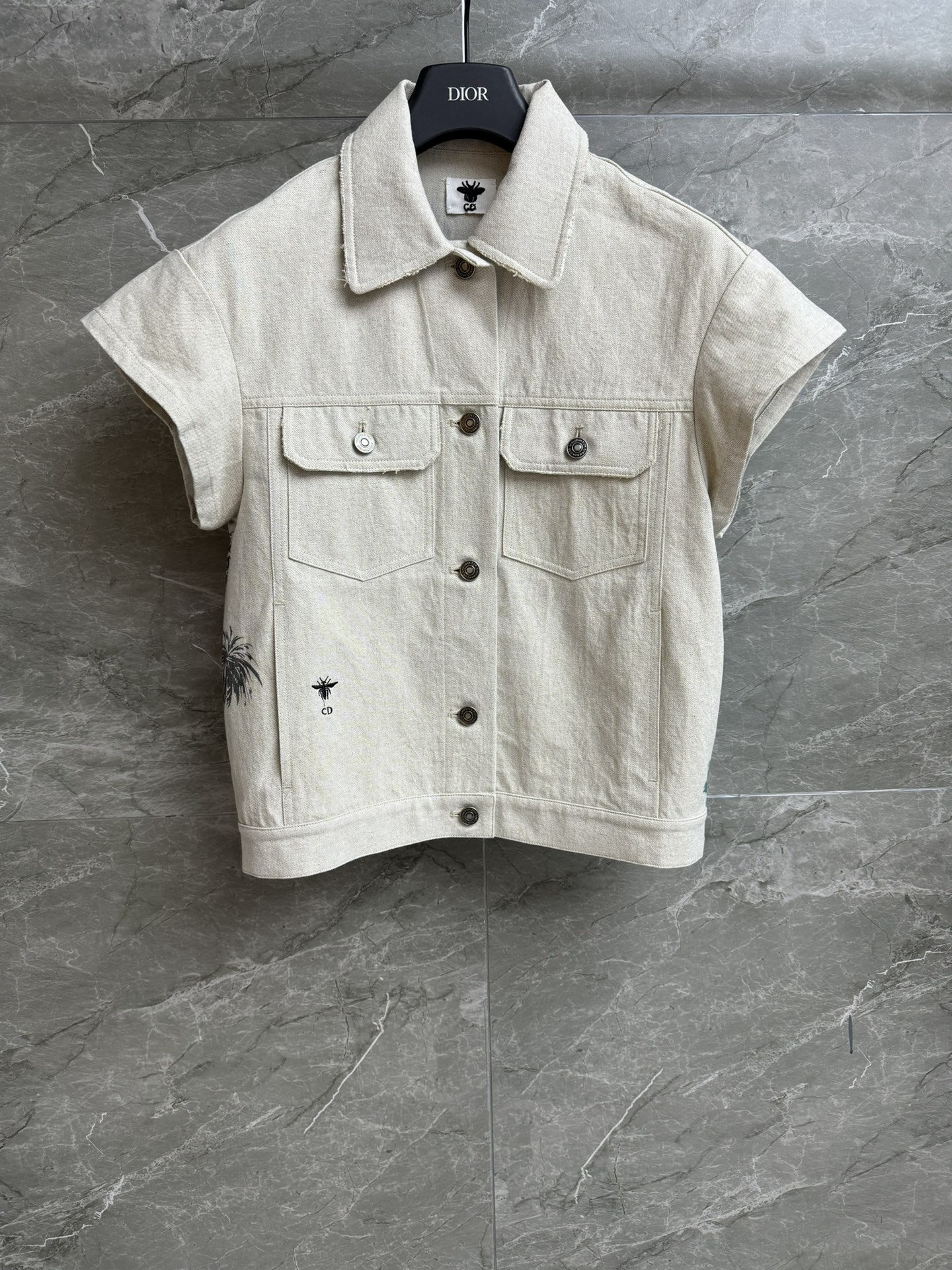 NO:453663,New summer style is available. D home painted short-sleeved jacket 2025 city limited series. Lapel short-sleeved design. CD bee embroidery embellishment. Coconut tree beach painted print pattern. Summer vacation style. Customized cotton linen-blend fabric. Soft and comfortable. Loose style. Slim and temperament on the upper body. Full trademark. Size SML,,dior, jackets & coats,T-shirt,alexander wang.19860909夏季新款上新啦 D家彩绘短袖外套 2025城市限定系列 翻领短袖设计 CD蜜蜂刺绣点缀 后背椰树沙滩彩绘印花图案 夏日度假风 定制棉质亚麻混纺面料 柔软舒适 宽松版型 上身显瘦又气质 商标齐全 尺码SML,,dior,jackets & coats,T-shirt,alexander wang,Women's clothing