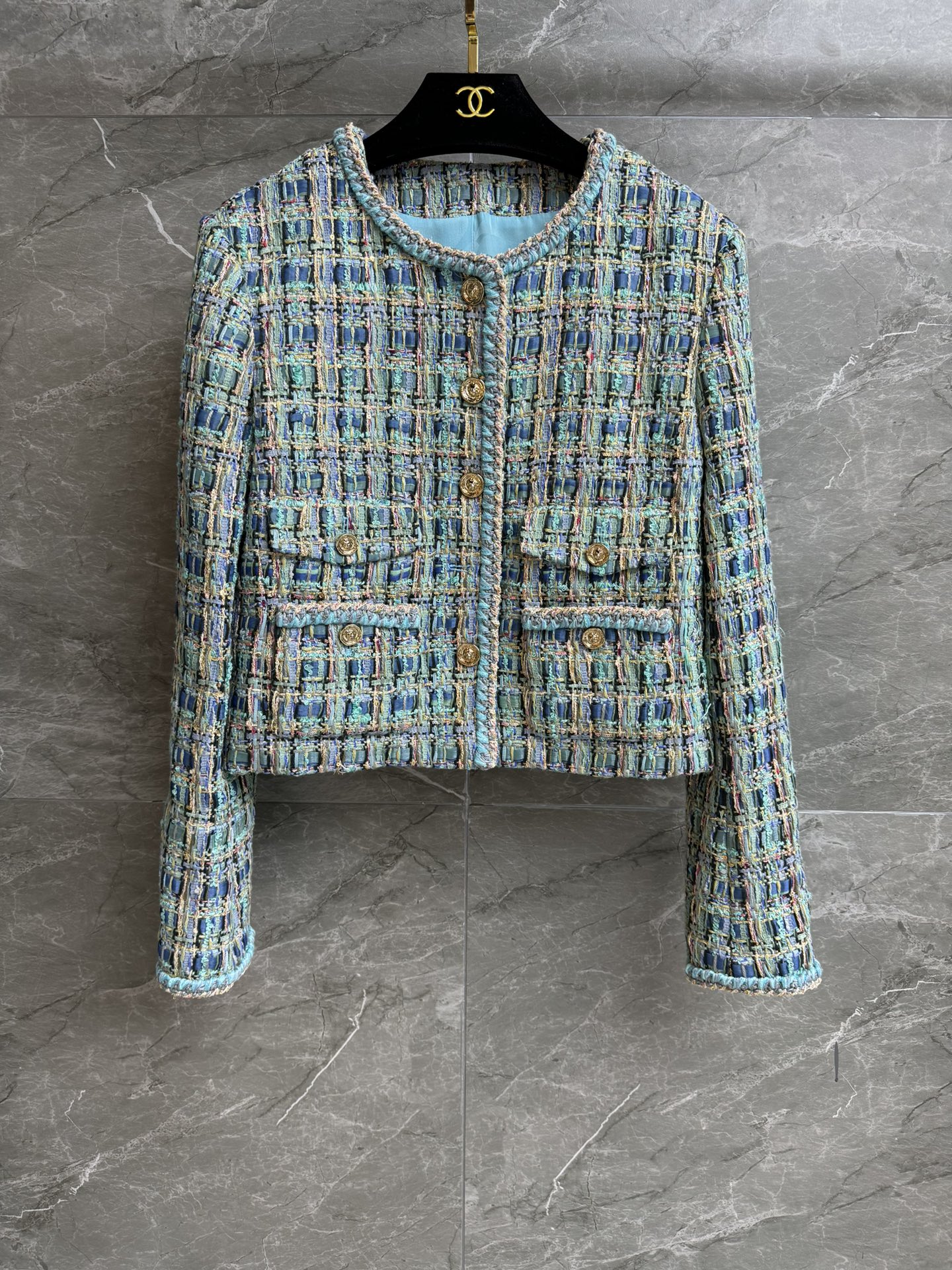 NO:446105,New models for early autumn are available!  Xiangjia Peacock Blue Short Jacket 2025 Handicraft Series Round neck single-breasted design Retro gold buckle decoration embellishment Peacock blue bright silk woven plaid high-end fashionable and fashionable Custom woven tweed fabric Silk lining Short style Top body looks slim and temperament Full trademark Size SML, Chanel, Jackets & coats, real silk, alexander wang19860909早秋新款上新啦！ 香家孔雀蓝短外套 2025手工坊系列 圆领单排扣设计 复古金扣装饰点缀 孔雀蓝亮丝编织格纹 高级时髦洋气 定制编织软呢面料 真丝里衬 短款版型 上身显瘦又气质 商标齐全 尺码SML,,chanel,jackets & coats,real silk,alexander wang,Women's clothing