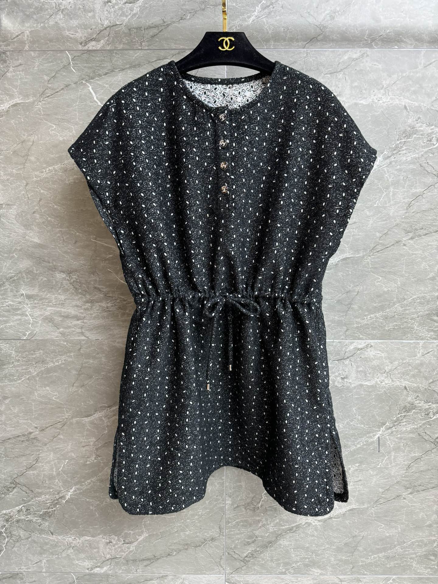 NO:452805,High-end version is shipped. Xiangjia black double C dress. 2025 beach series. Round neck and rotator sleeve design. Full logo double C pattern. Full of high-end feel. Customized cotton tweed fabric. Comfortable and skin-friendly. Loose style. Drawstring waist. Slim and temperament. Full trademark. Size SML, chanel, skirts, alexander wang.19860909高版本出货啦 香家黑色双C连衣裙 2025沙滩系列 圆领落肩袖设计 满logo双C图案 满满高级感 定制棉质花呢面料 舒适亲肤 宽松版型 抽绳收腰 上身显瘦又气质 商标齐全 尺码SML,,chanel,skirts,alexander wang,Women's clothing